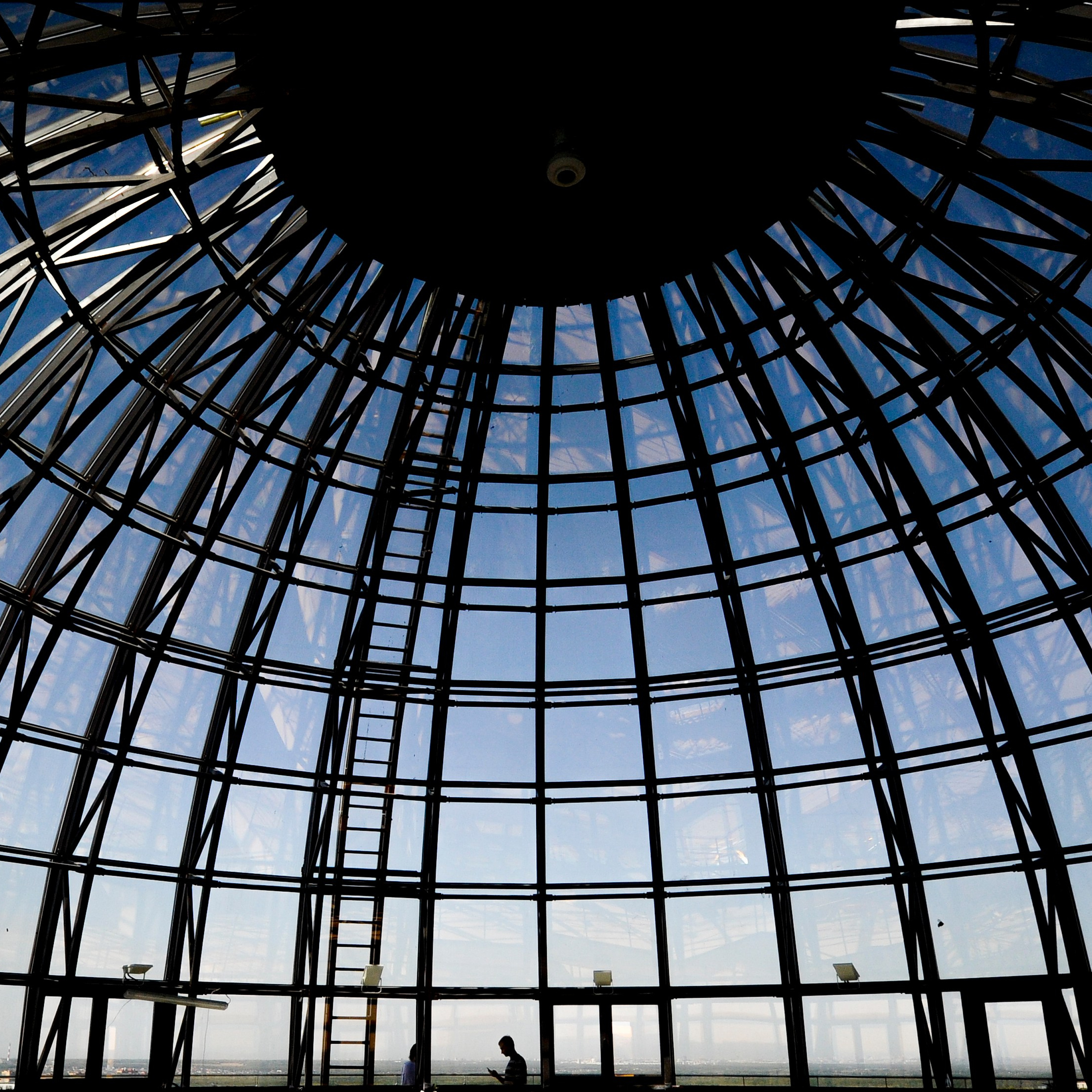 Россия. Новосибирск. 31 августа 2015. Монтаж крыши нового корпуса Новосибирского государственного университета (НГУ)