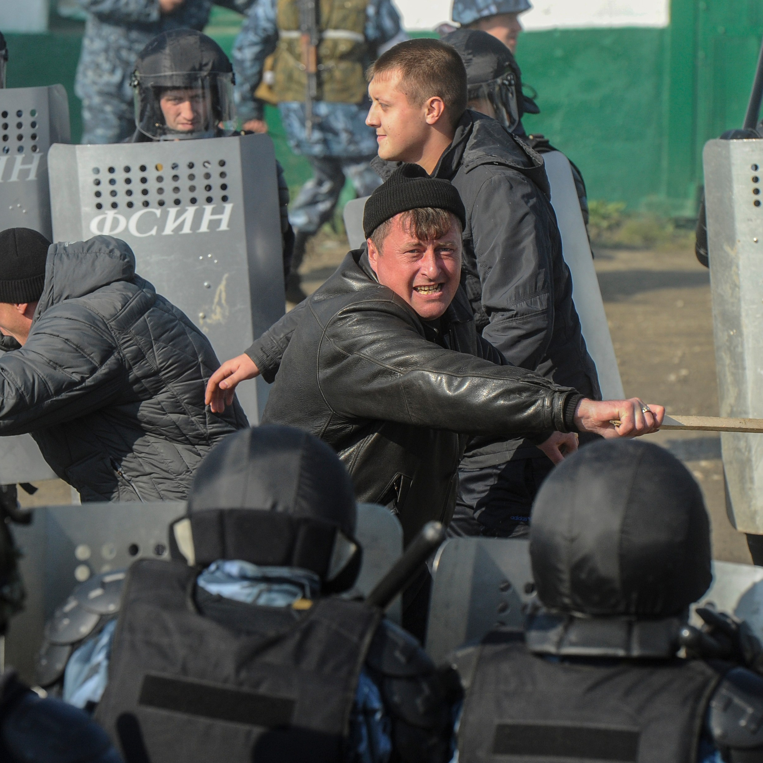 Россия. Новосибирская область. 1 октября 2015 года. Бойцы подразделений силовых структур во время тактико-специальной тренировки по массовому неповиновению осужденных на базе колонии-поселении 22 в Колыванском районе. 