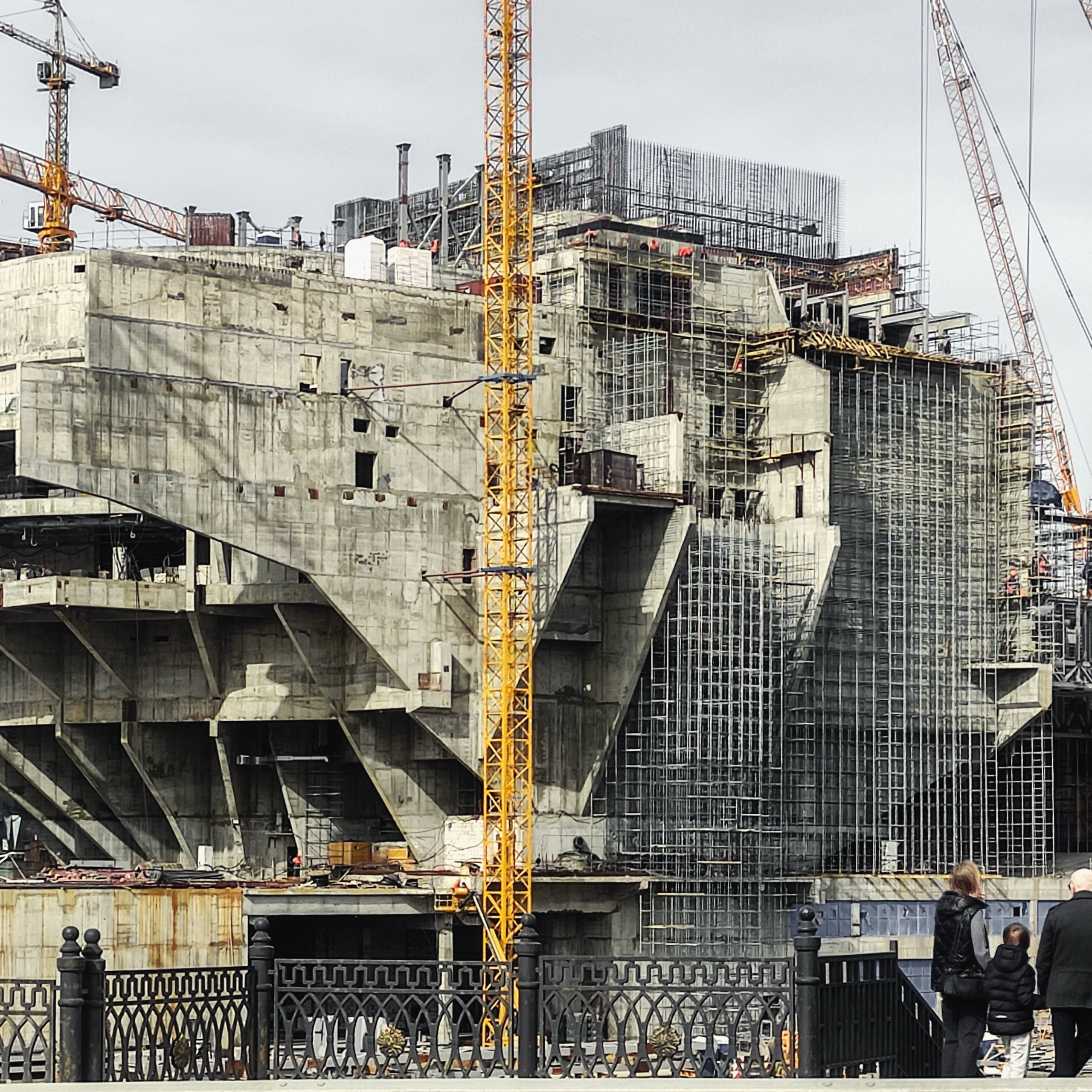 Россия. Кемерово. 12 апреля 2025 года. Строительство музейно-театрального комплекса. 