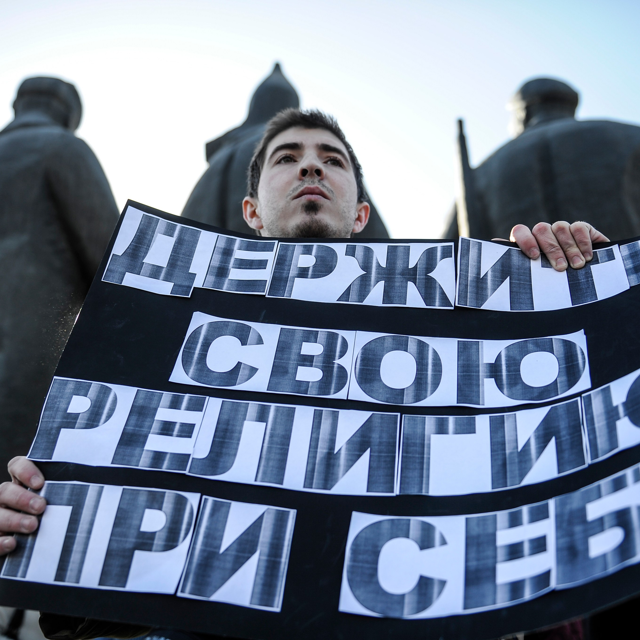 Россия. Новосибирск. 5 апреля 2015 года. Участники митинга в защиту свободы творчества и в поддержку оперы Рихарда Вагнера "Тангейзер" в постановке режиссера Тимофея Кулябина у здания Новосибирского театра оперы и балета.