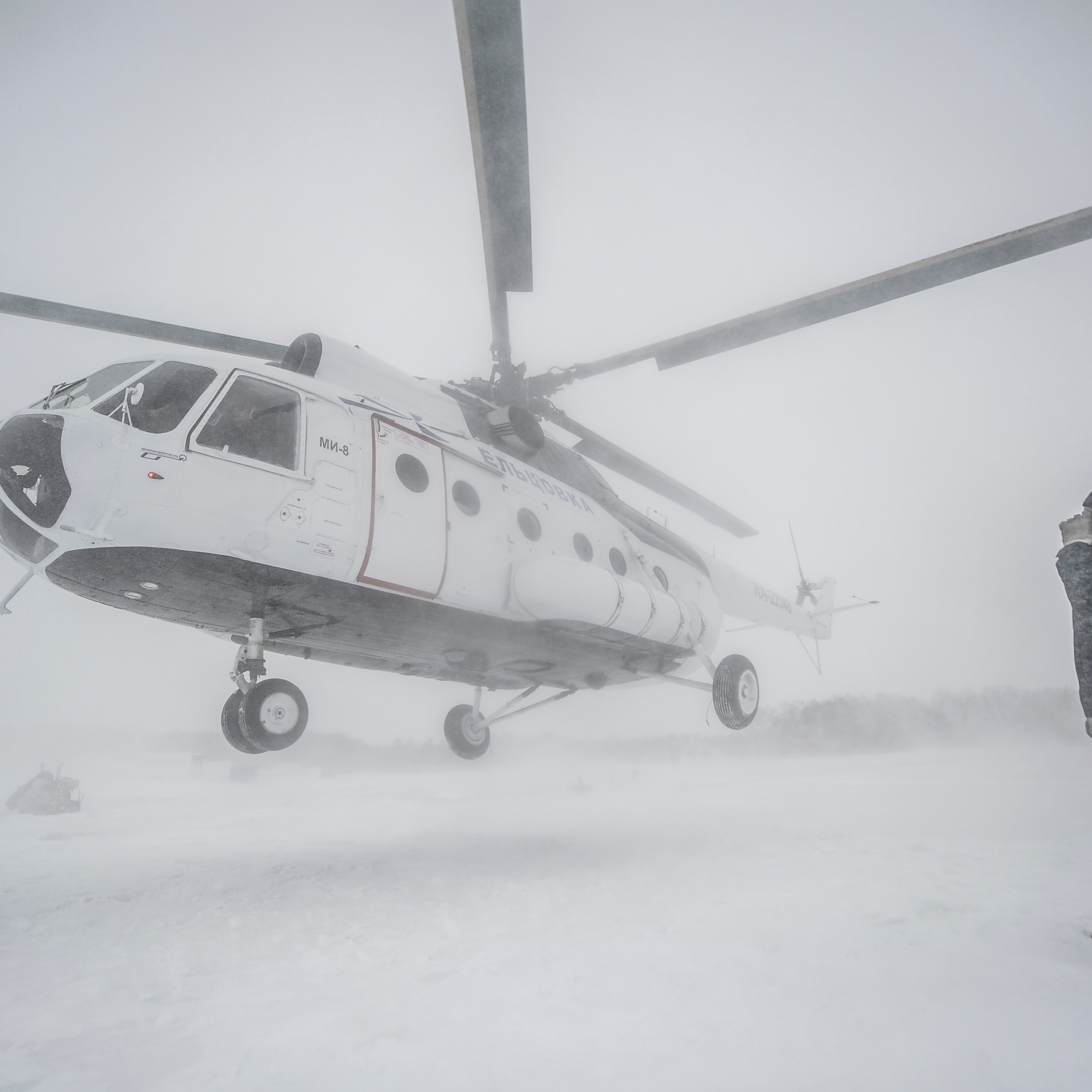 Россия. Новосибирская область. 26 марта 2015 года. Во время воздушной тренировки спуска с вертолета по тросу лесных пожарных на территории аэродрома "Мочище"
