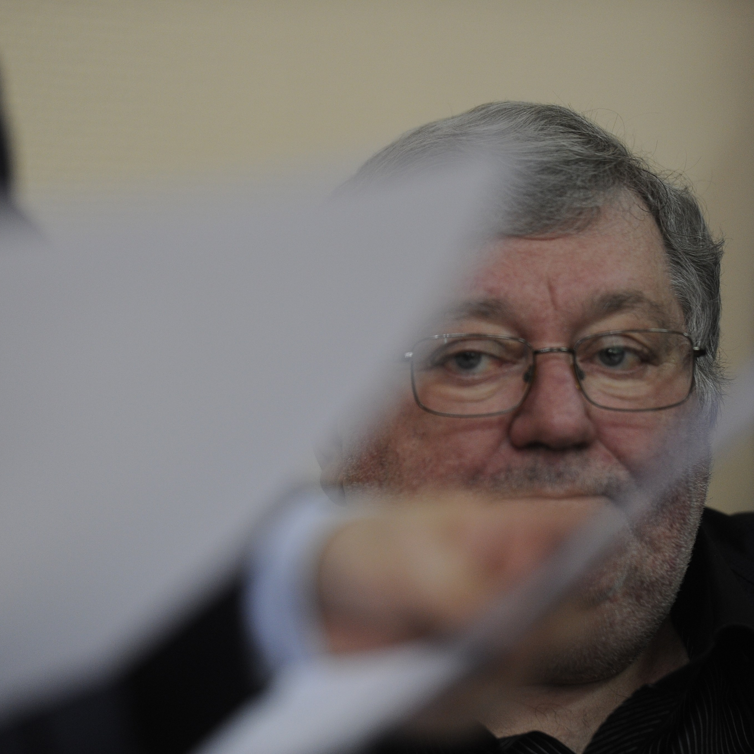 Россия. Новосибирск. 10 марта 2015. Директор Новосибирского государственного академического театра оперы и балеты) Борис Мездрич, на рассмотрении дела по обвинению в умышленном публичном осквернении религиозной символики и атрибутики в постановке оперы Рихарда Вагнера "Тангейзер" в мировом суде Центрального района. 