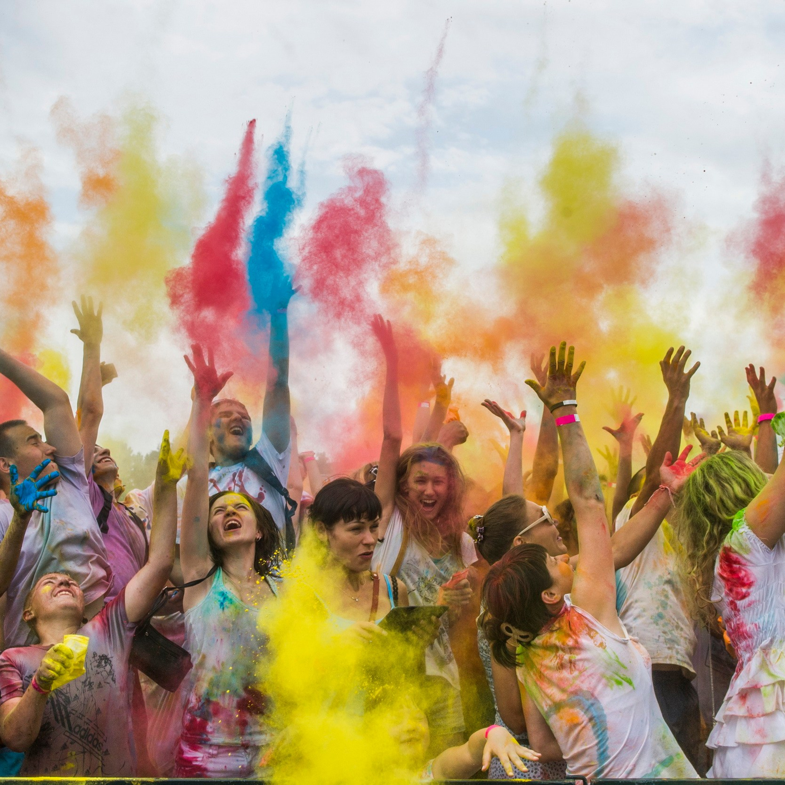 Россия. Новосибирск. 28 июня 2014 года. Во время фестиваля красок на территории аэропорта "Северный".