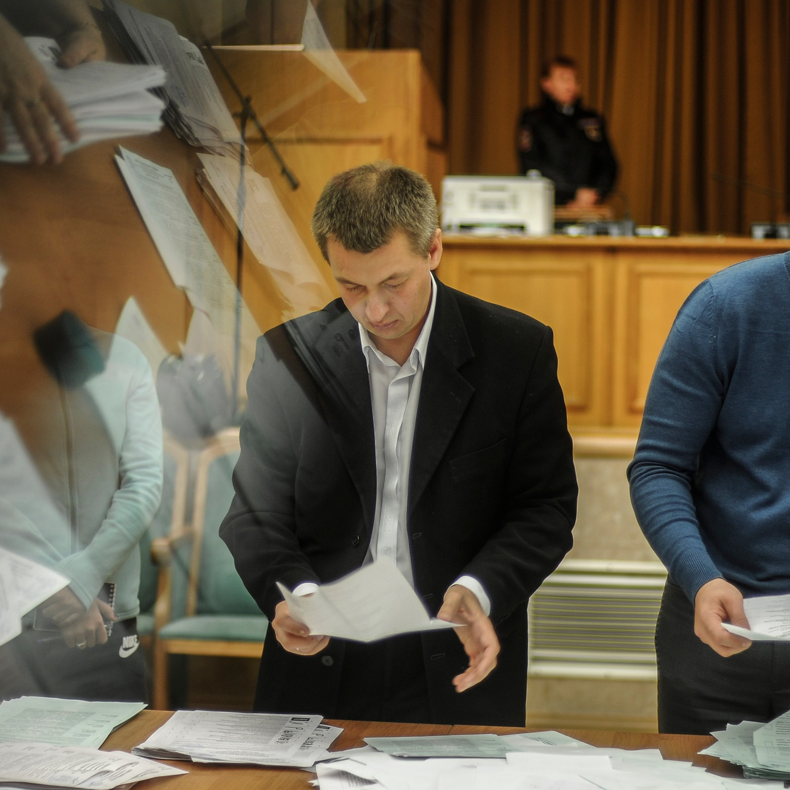 Россия. Новосибирск. 13 сентября 2015 года. Сотрудники избиркома во время подсчета голосов на выборах в единый день голосования