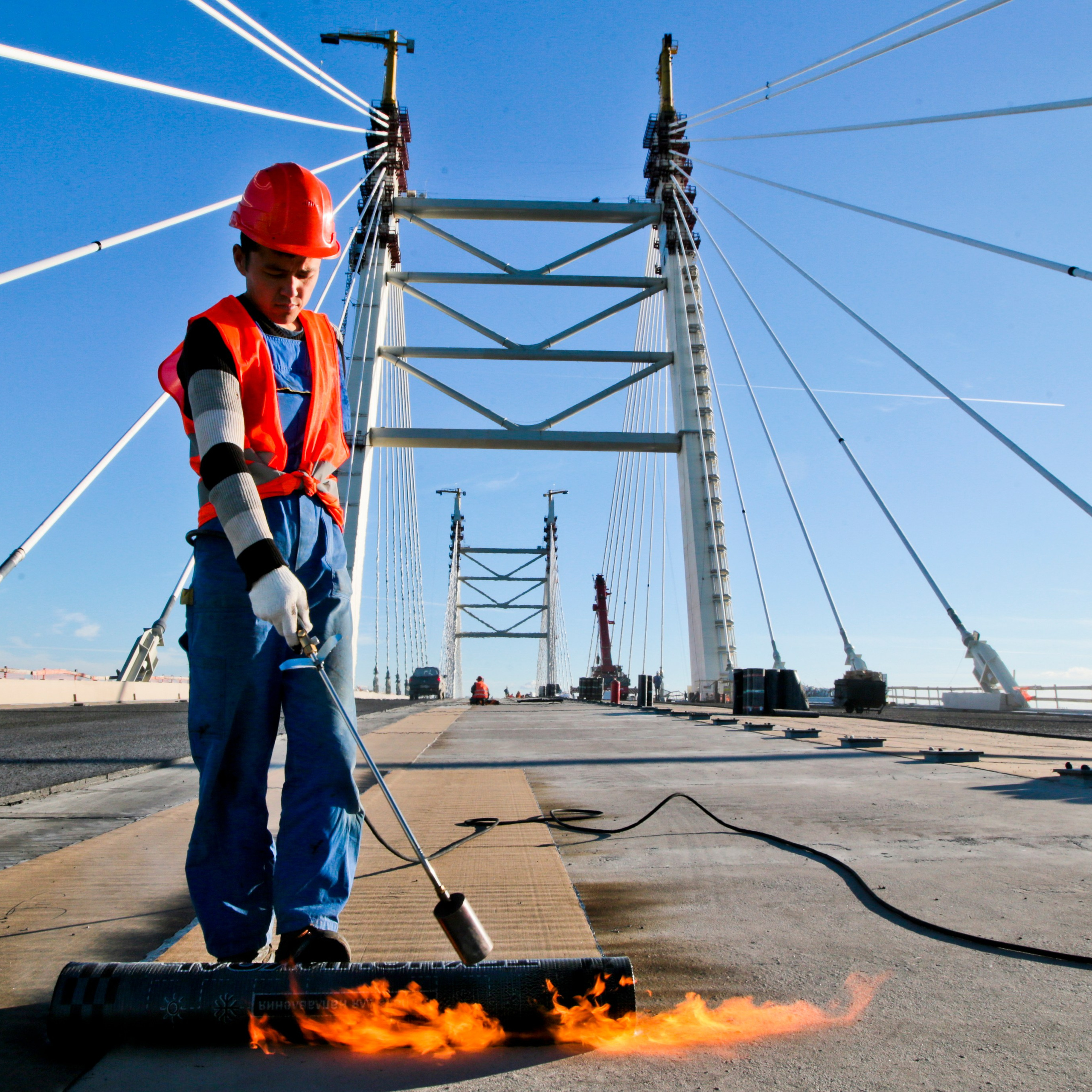 13 сентября 2016 года. Укладка асфальта на вантовом мосту западного скоростного диаметра Санкт-Петербурга.