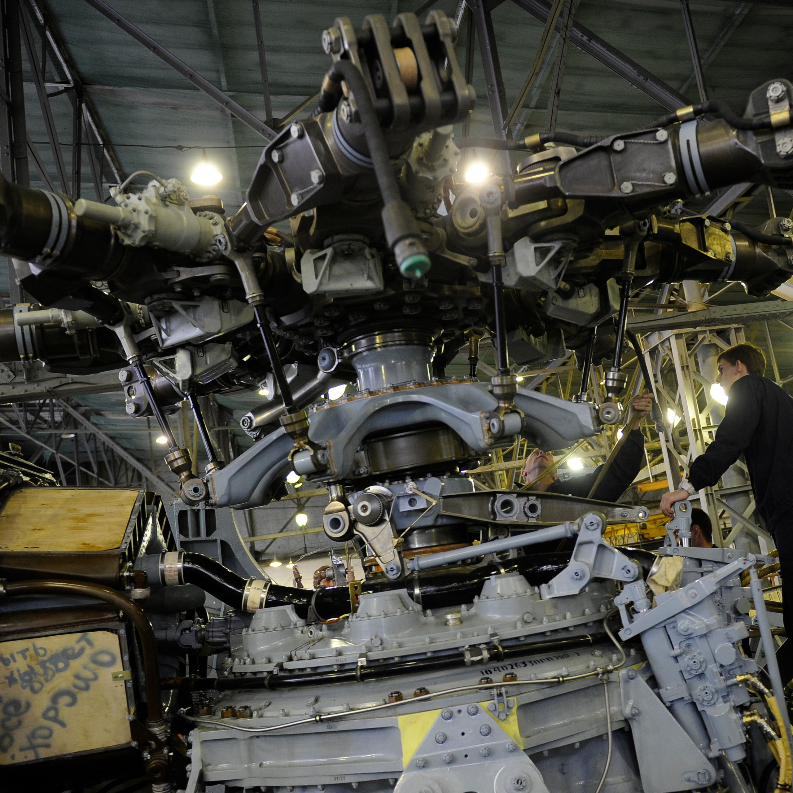 Россия. Новосибирск. 25 ноября 2015 года. Капитальный ремонт вертолета Ми-26 на Новосибирском авиаремонтном заводе (ОАО "НАРЗ") холдинга "Вертолеты России".