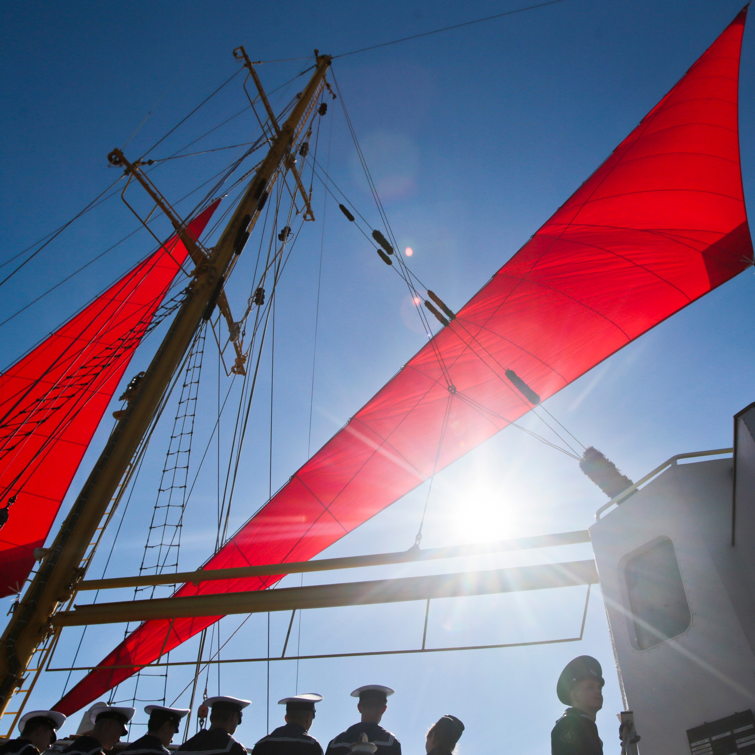 Россия. Санкт-Петербург. 4 августа 2016 года. Бриг "Россия" во время репетиции ежегодного праздника выпускников "Алые паруса"