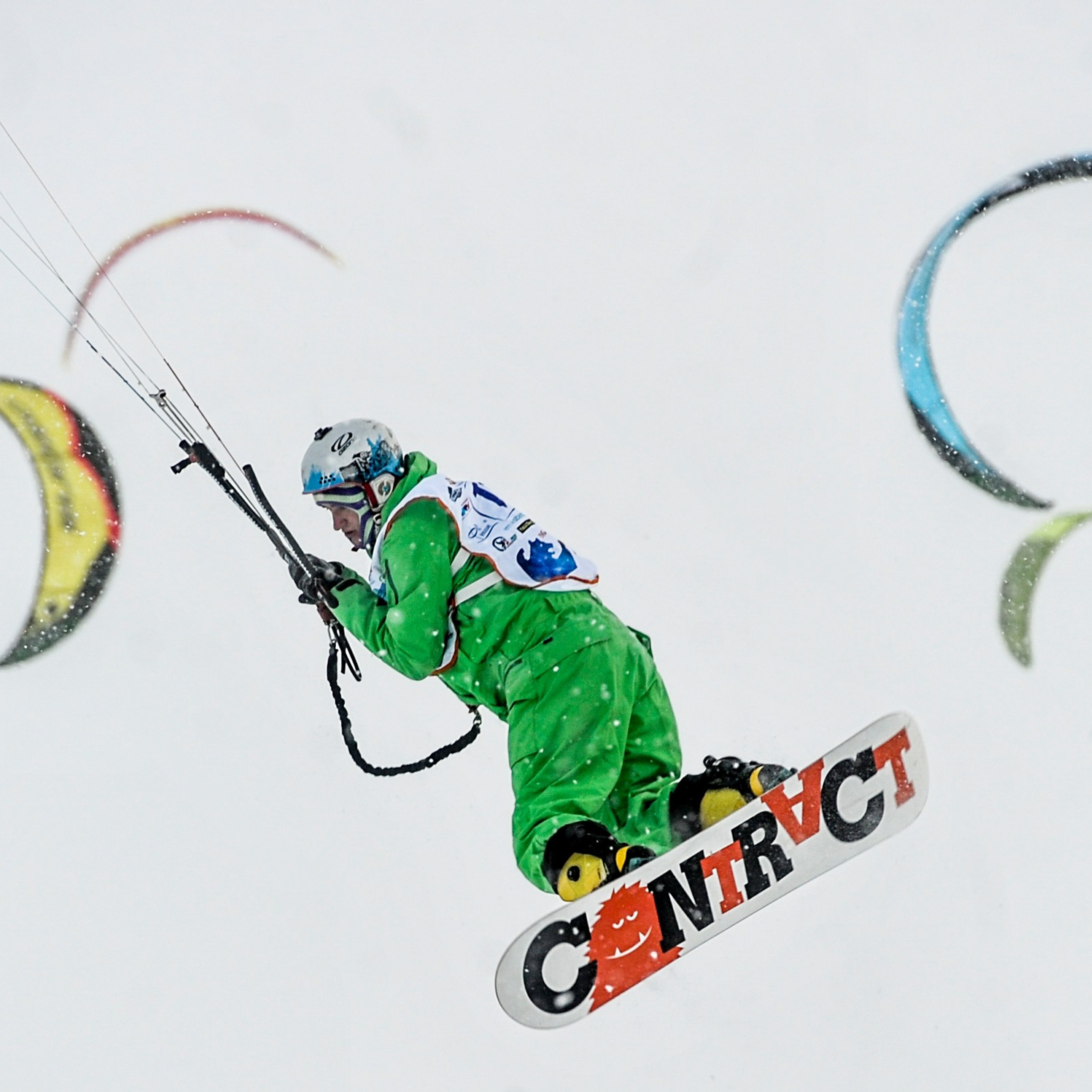 Россия. Новосибирск. 7 декабря 2014. Участники "Кубка Сибири по зимнему кайтингу - 2014" во время соревнований в дисциплине курс-рейс. 