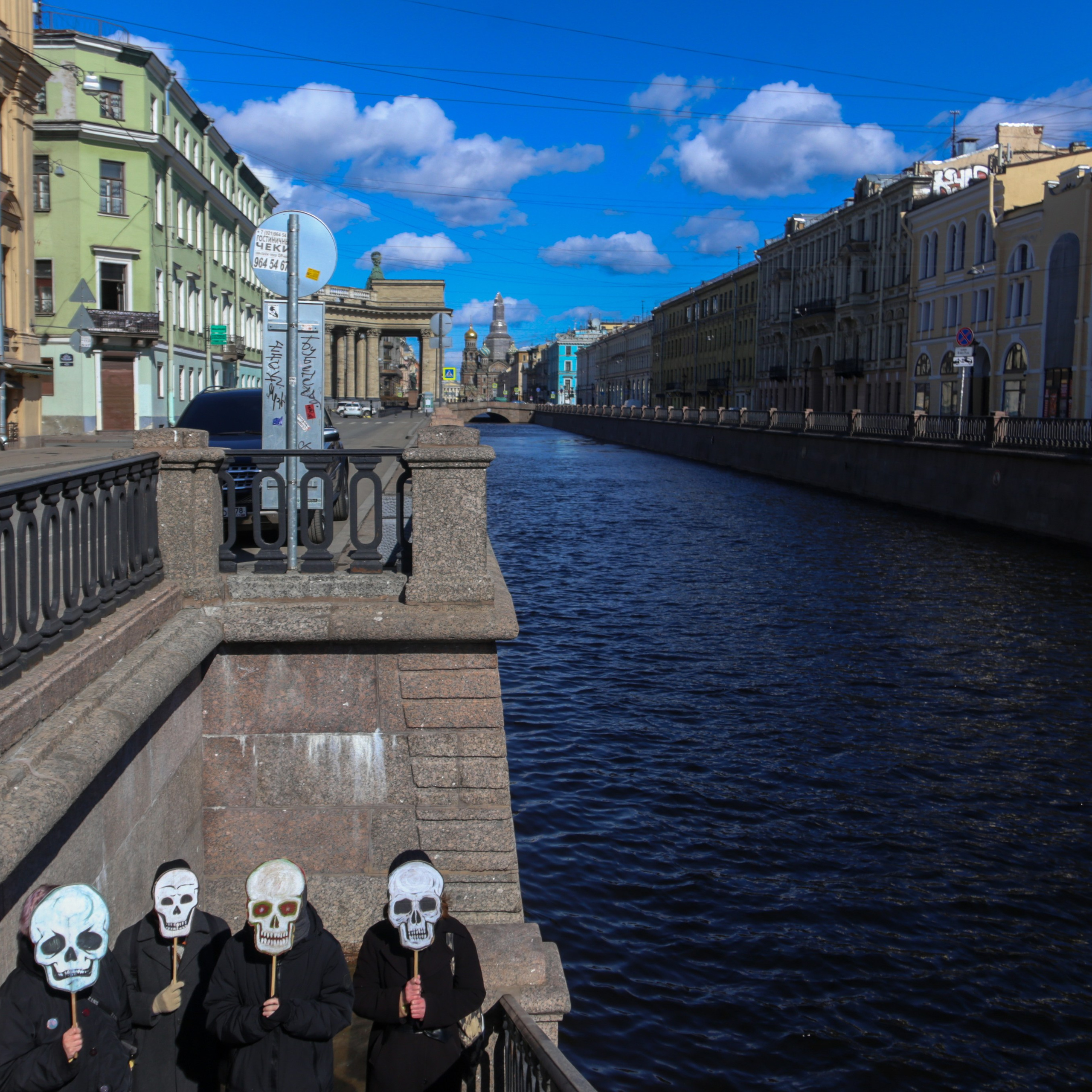 Россия. Санкт-Петербург. 5 апреля 2020 года. Участники "Партии мертвых" на канале имени Грибоедова.