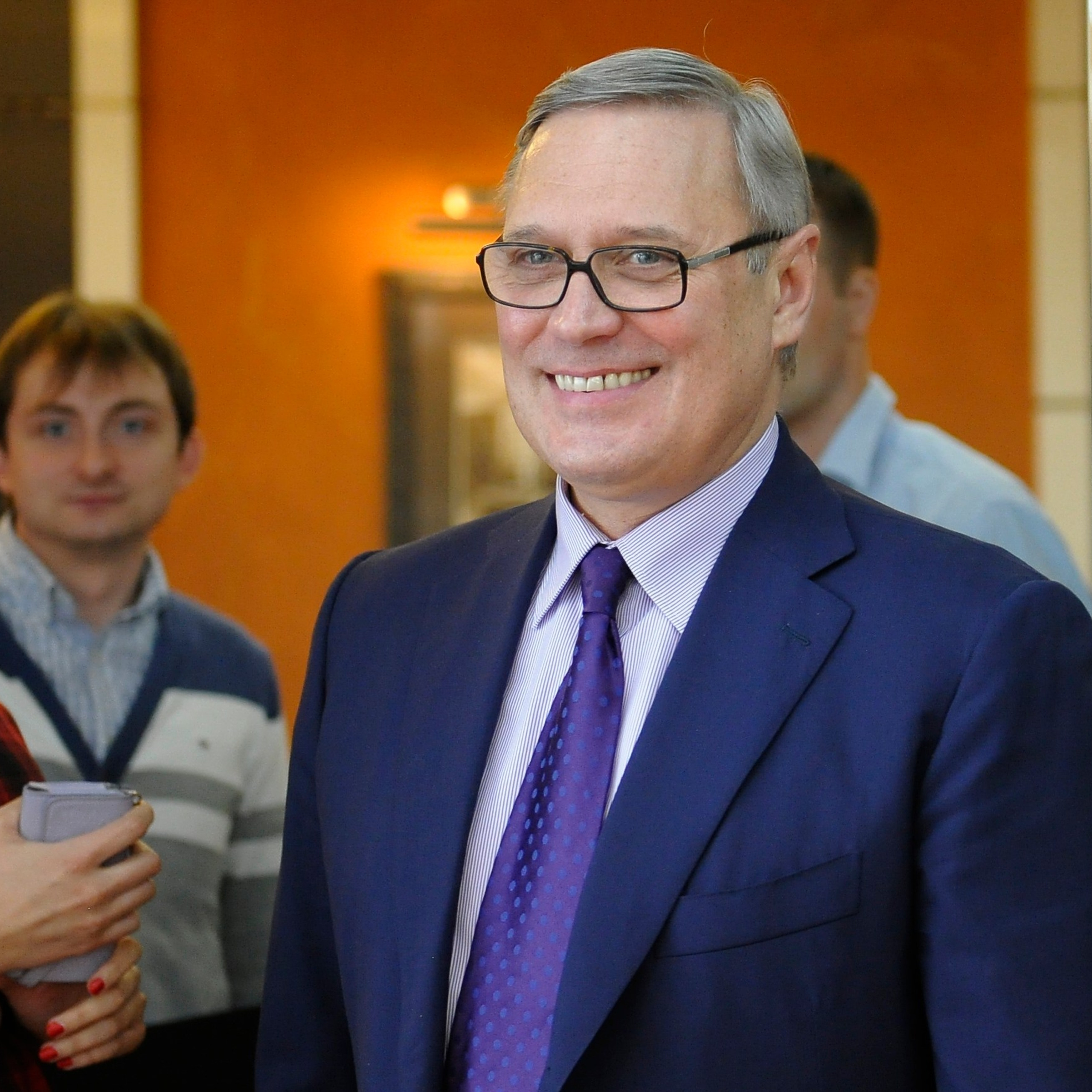 Россия. Новосибирск. 28 мая 2015 года. Сопредседатель партии РПР-ПАРНАС Михаил Касьянов перед началом пресс-конференции, посвященной запуску праймериз Демократической коалиции на выборах в законодательное собрание. 