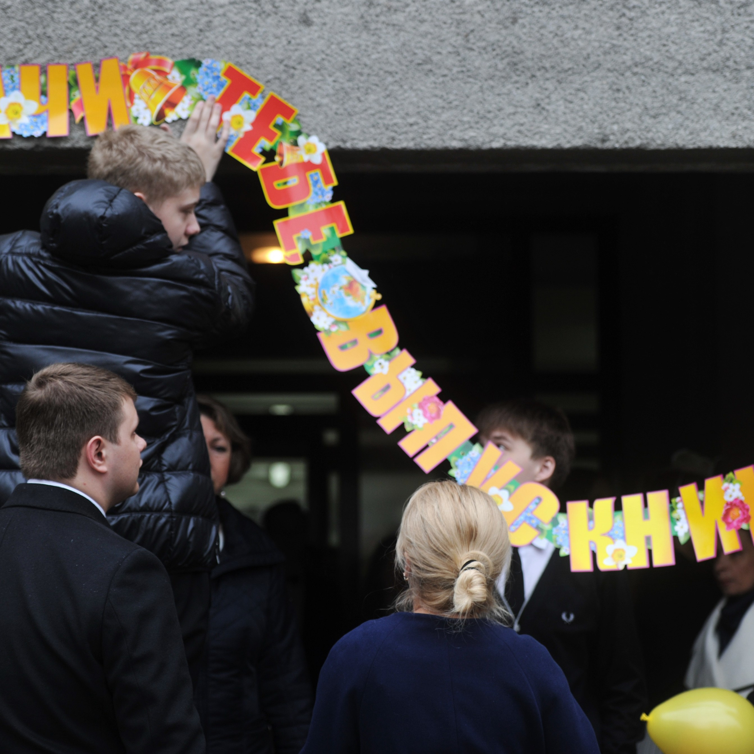  Россия. Новосибирск. 23 мая 2014 года. Во время подготовки к последнему звонку в гимназии №1