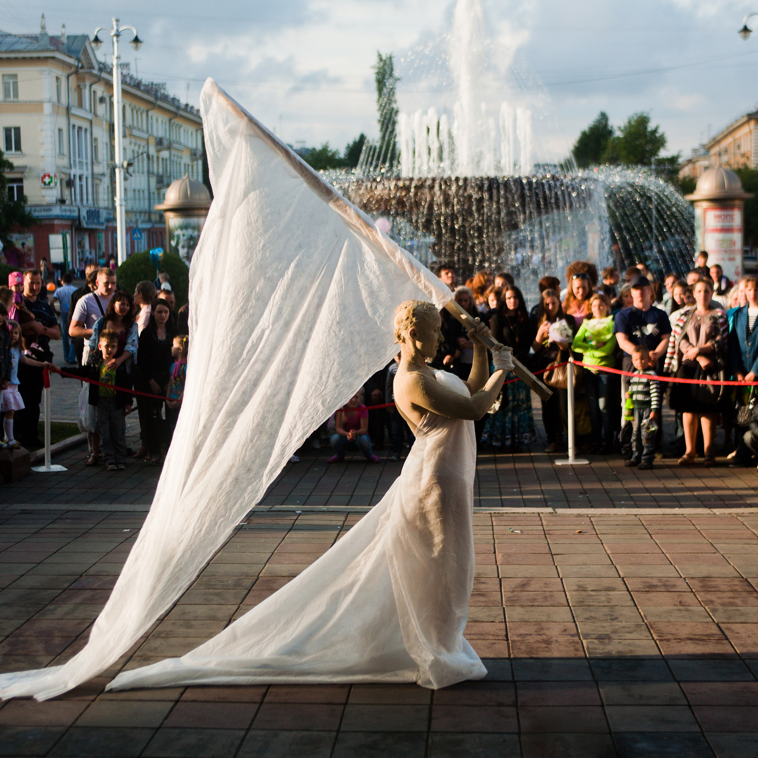 Россия. Кемерово. 12 июня 2012 года. Во время фестиваля уличных театров в Кемерово на площади у Драматического театра имени Луначарского.