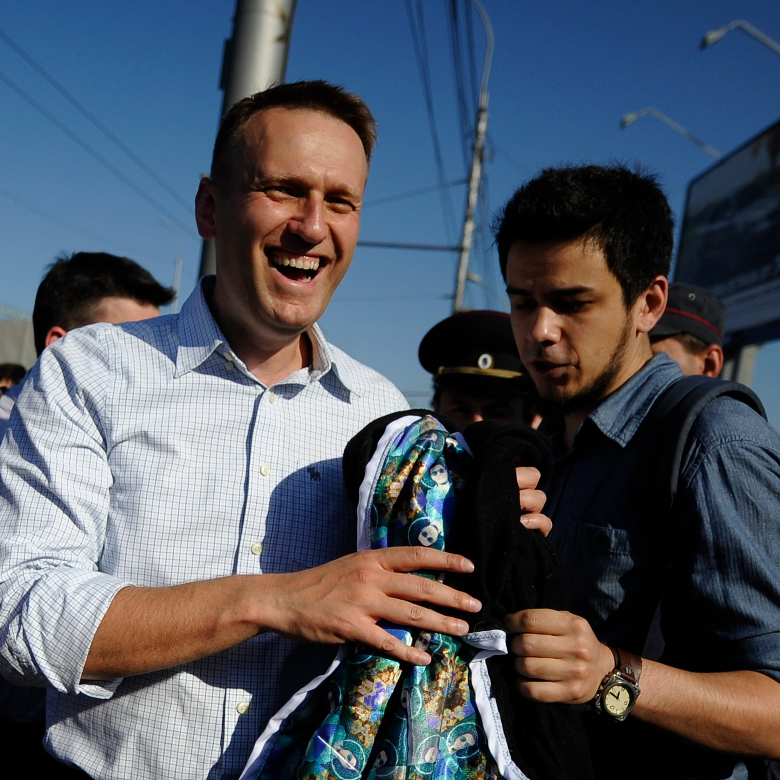 Россия. Новосибирск. 7 июня 2015 года. Председатель "Партии прогресса", оппозиционер Алексей Навальный и художник Артём Лоскутов после встречи с жителями города.