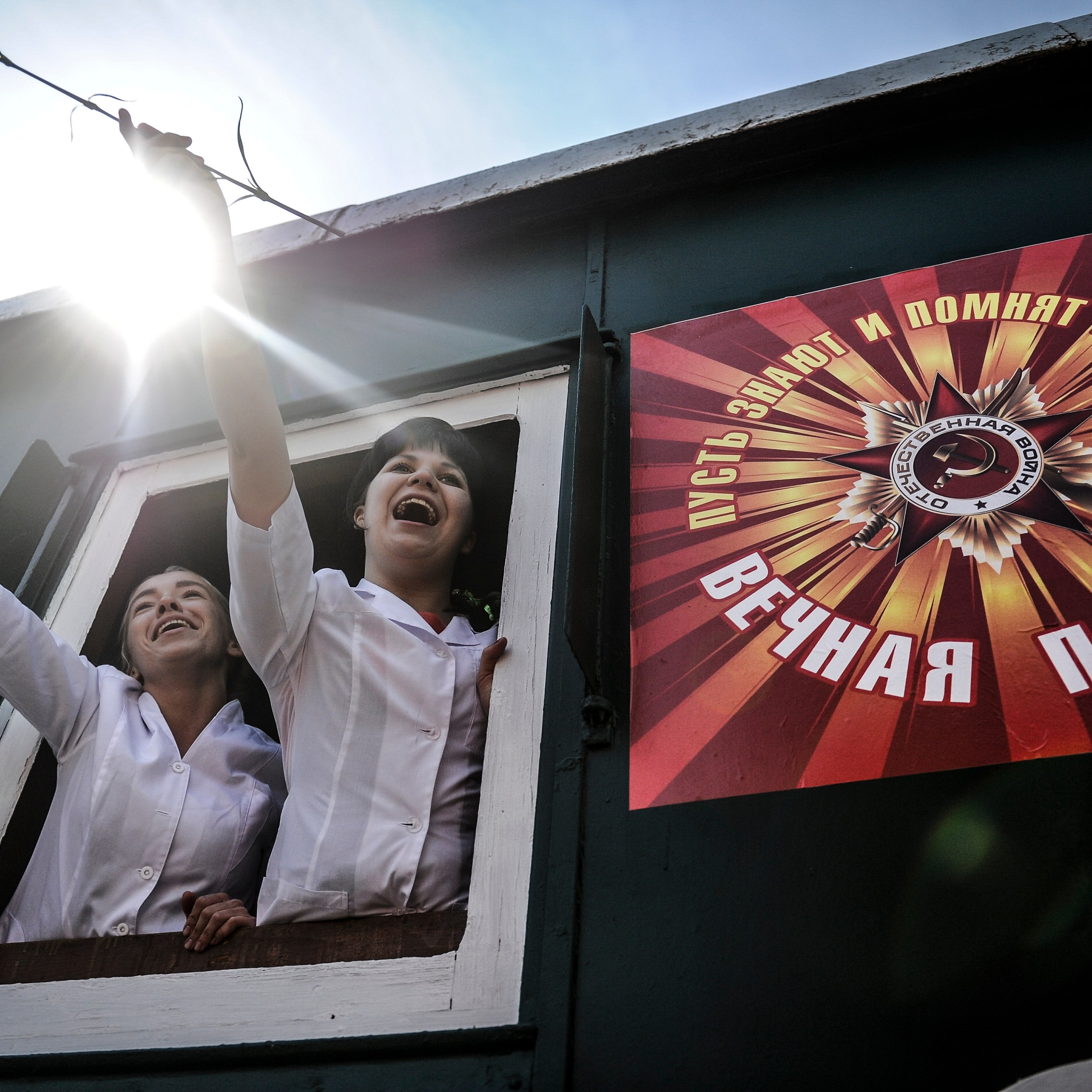 Россия. Новосибирск. 7 мая 2015 года. Встреча ретро-поезда "Эшелон Победы" на железнодорожном вокзале. 