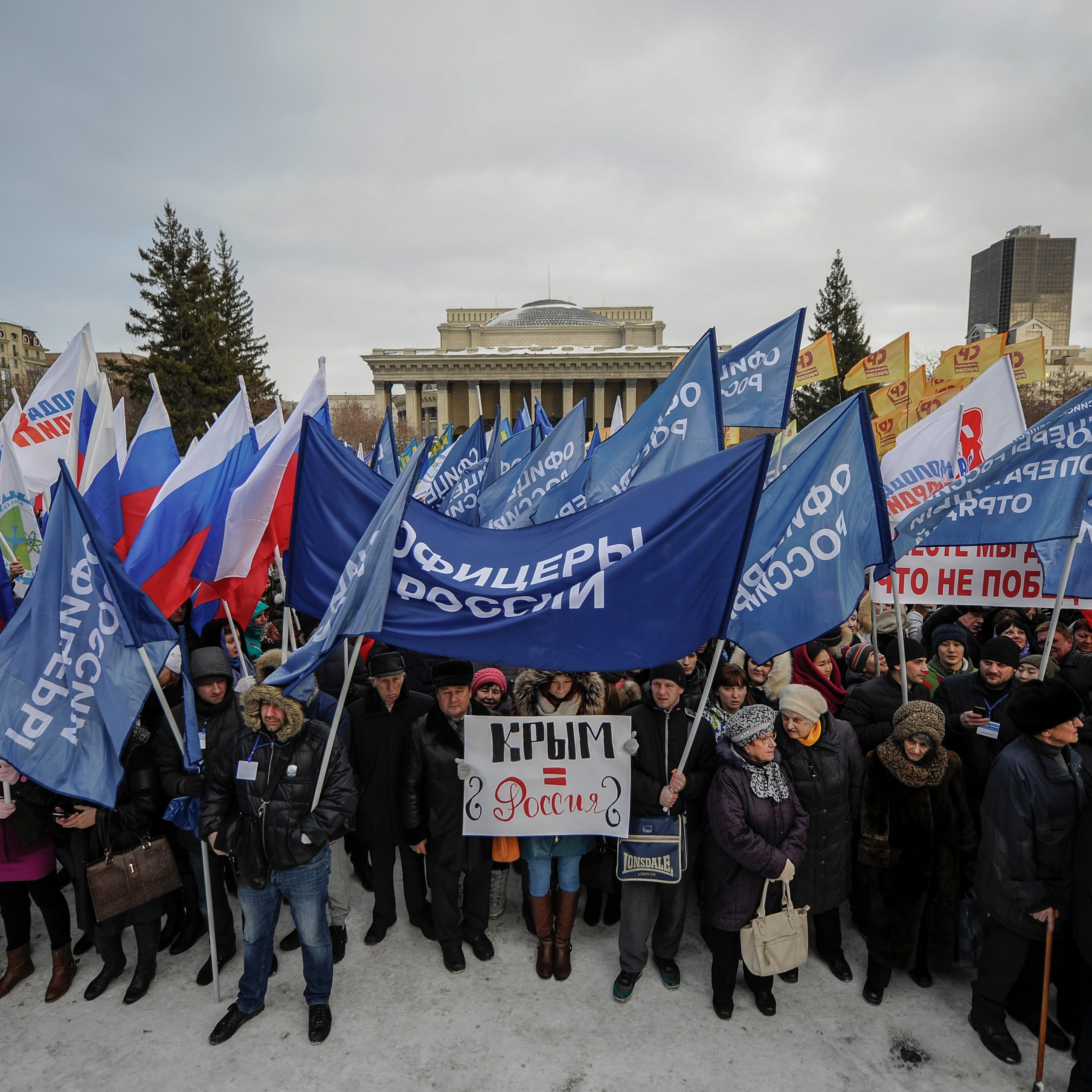 Россия. Новосибирск. 18 марта 2015 года. Участники митинга "Мы вместе!", посвященного годовщине присоединения Крыма к России. 