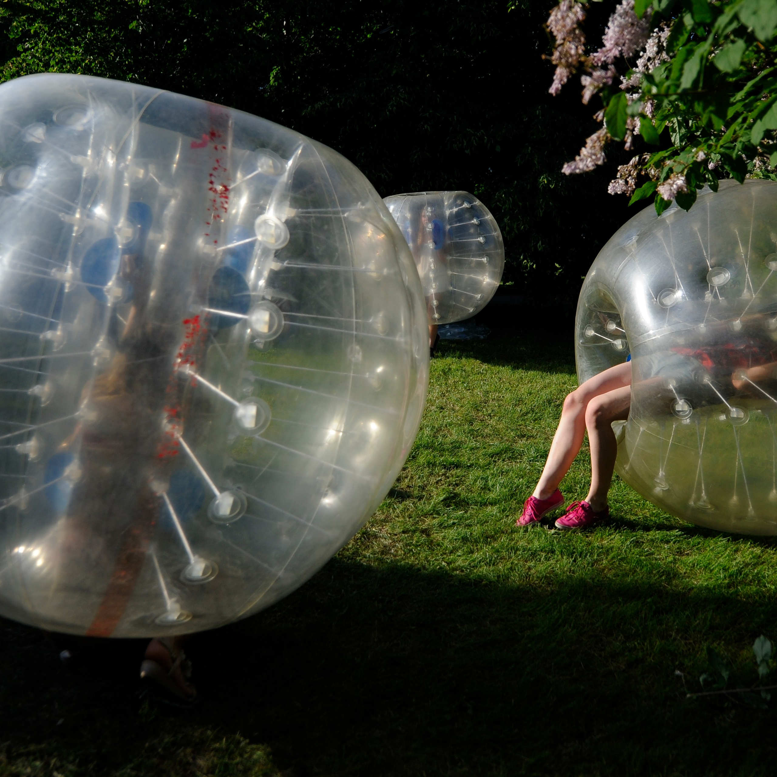 Россия. Новосибирск. 6 июня 2015 года. Участники VII Сибирского фестиваля молодежных субкультур "Znakи" на площади перед театром "Глобус".