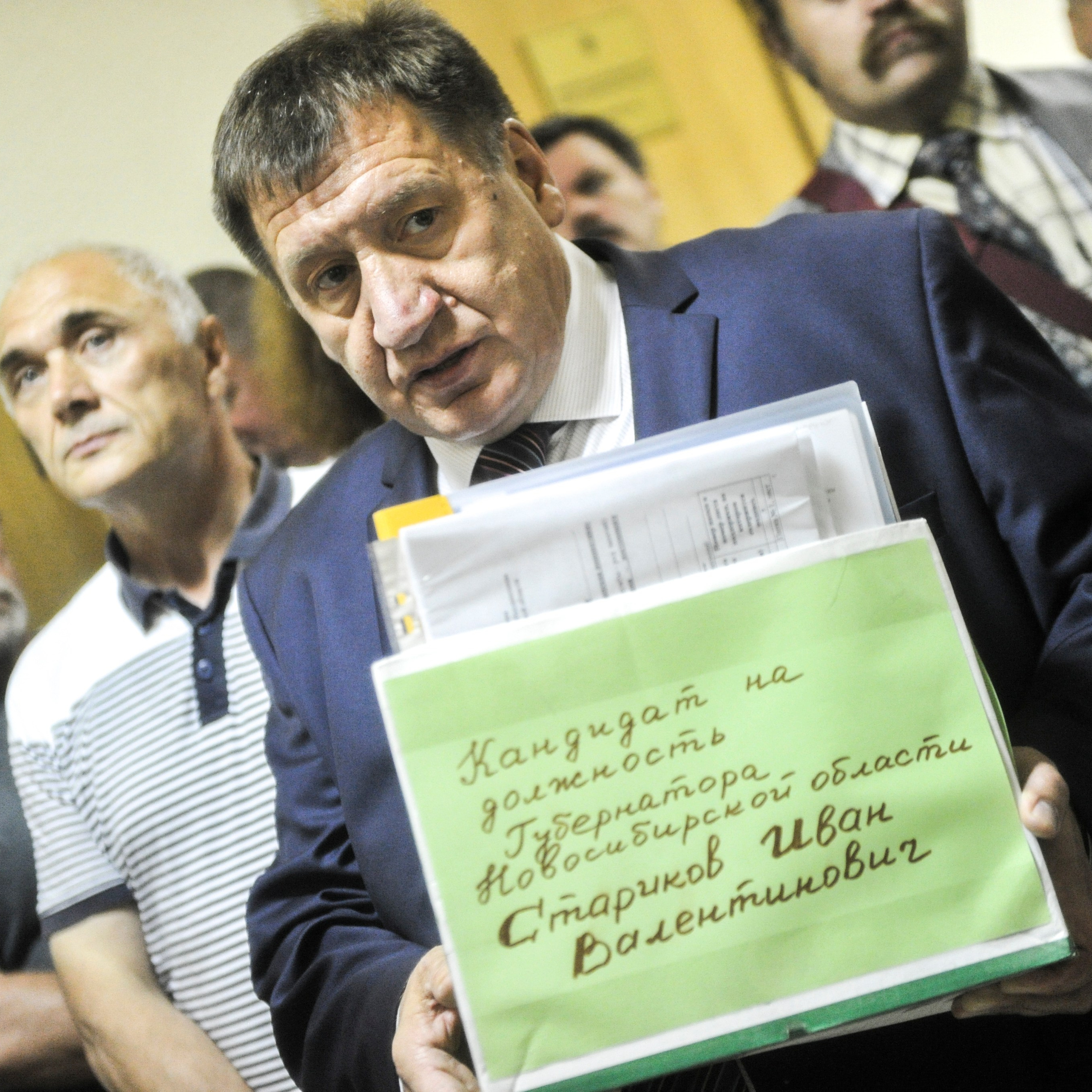 Россия. Новосибирск. 30 июля 2014 года. Кандидат в мэры города Иван Стариков в коридоре избирательной комиссии с подписями в поддержку выдвижения собственной кандидатуры на пост мэра Новосибирска.