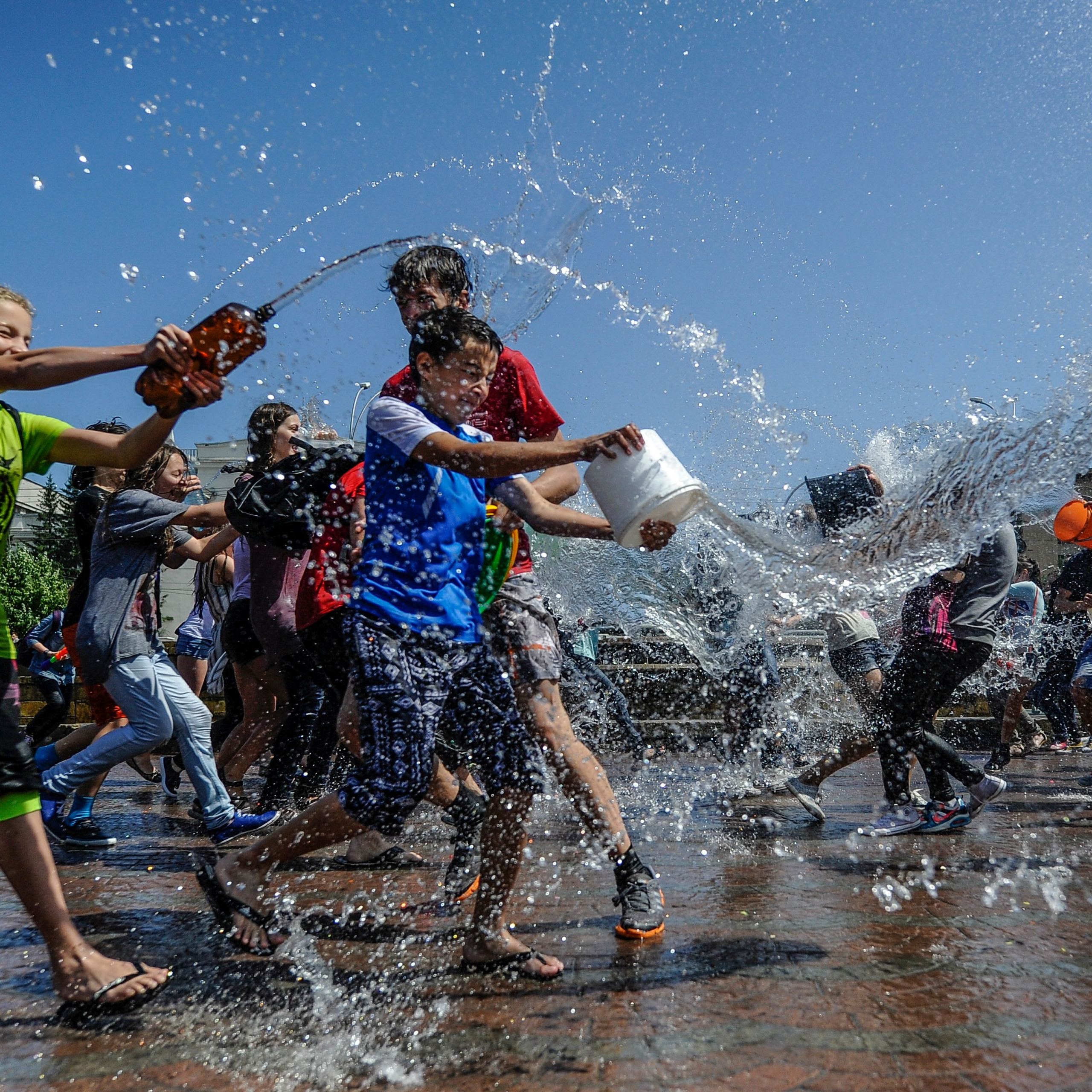 Россия. Новосибирск. 7 июля 2015 года. Участники "Водной битвы" в честь праздника Ивана Купалы в Первомайском сквере.