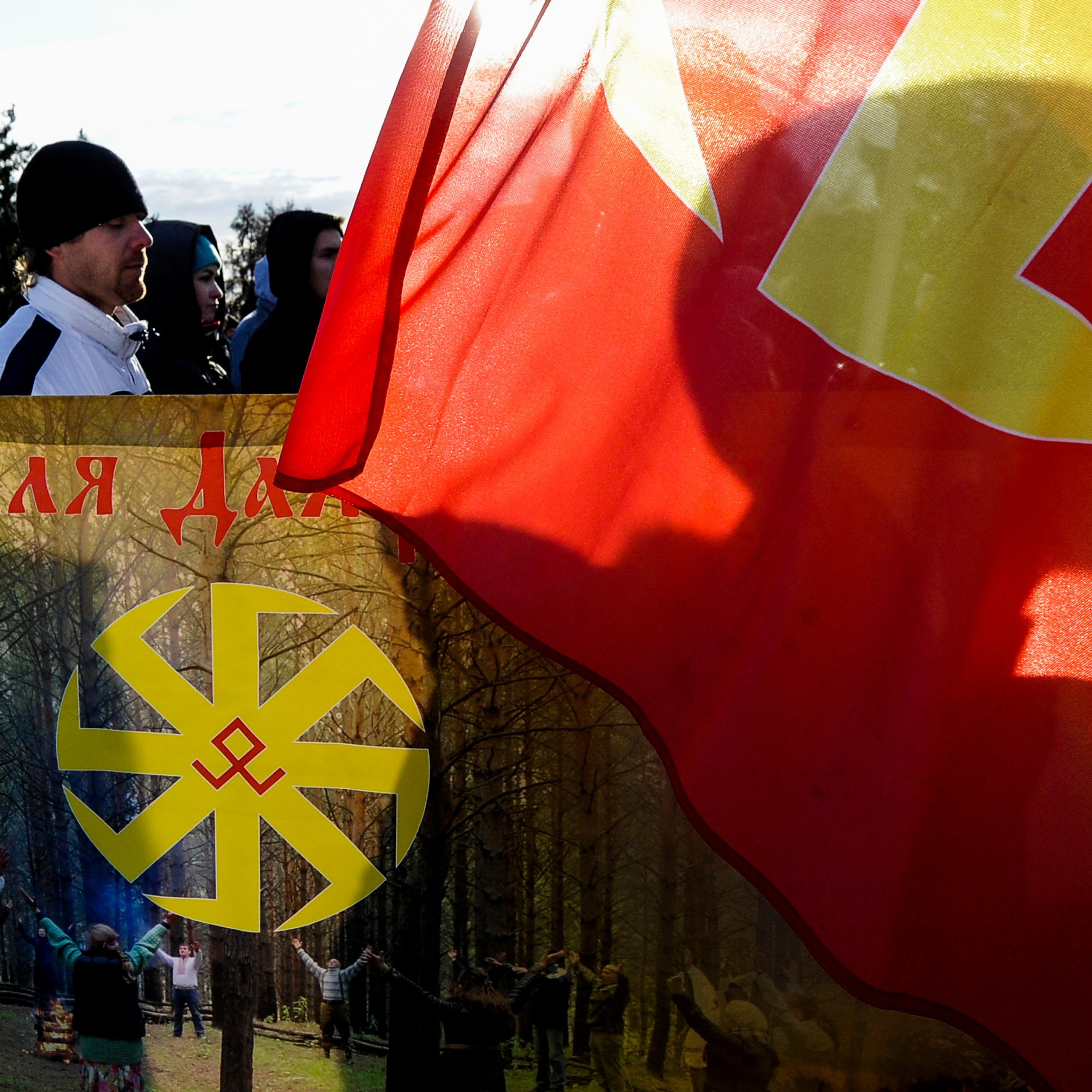 Россия. Новосибирск. 4 ноября 2015 года. Участники акции "Русский марш", приуроченной ко Дню народного единства, на набережной реки Обь