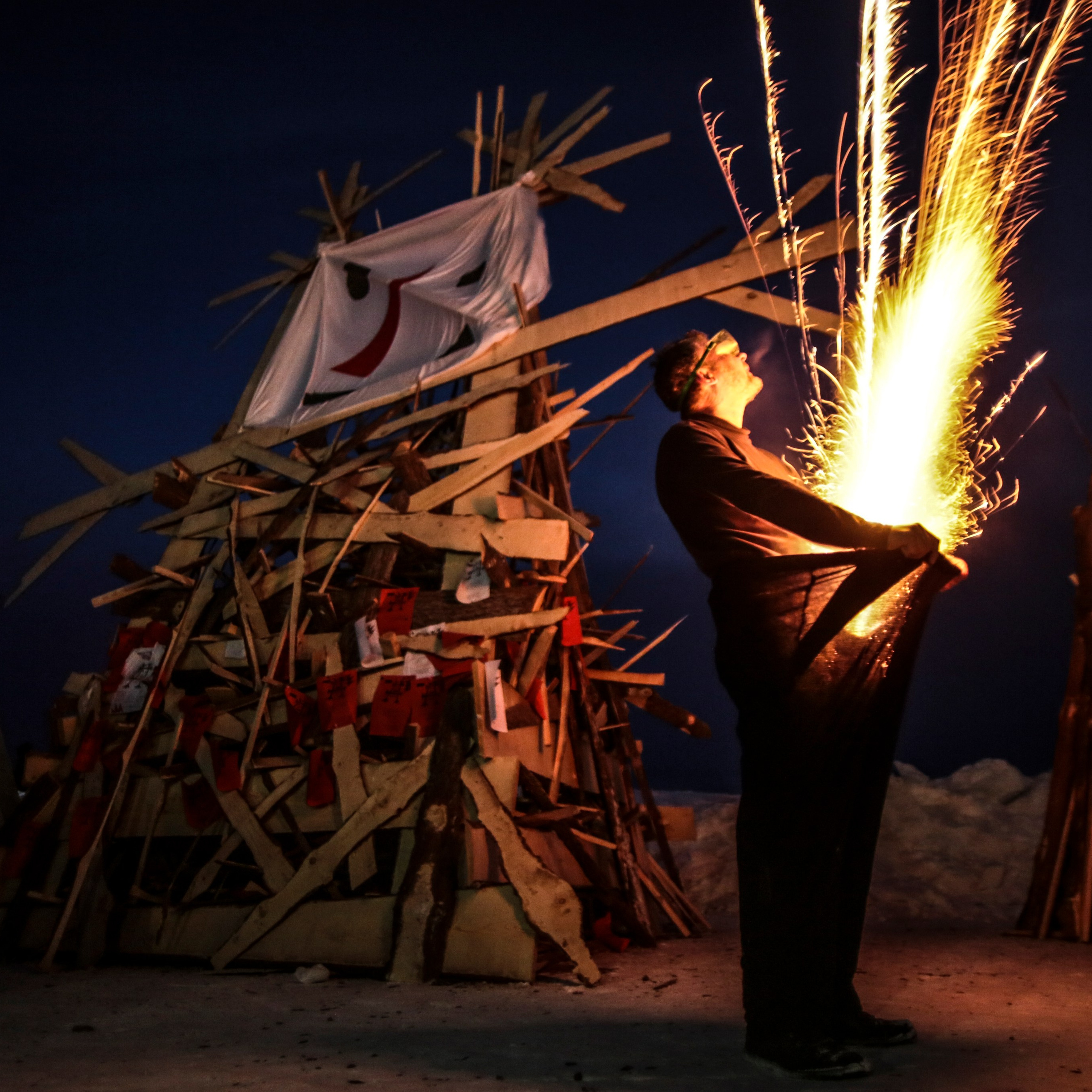 Россия. Новосибирск. 21 февраля 2015 года. Участник арт-группы "Синие Носы" Вячеслав Мизин запускает фейерверк на праздновании Масленицы во время зимней сессии фестиваля "Арт-Тайга. Масленица" на пляже "Звезда".