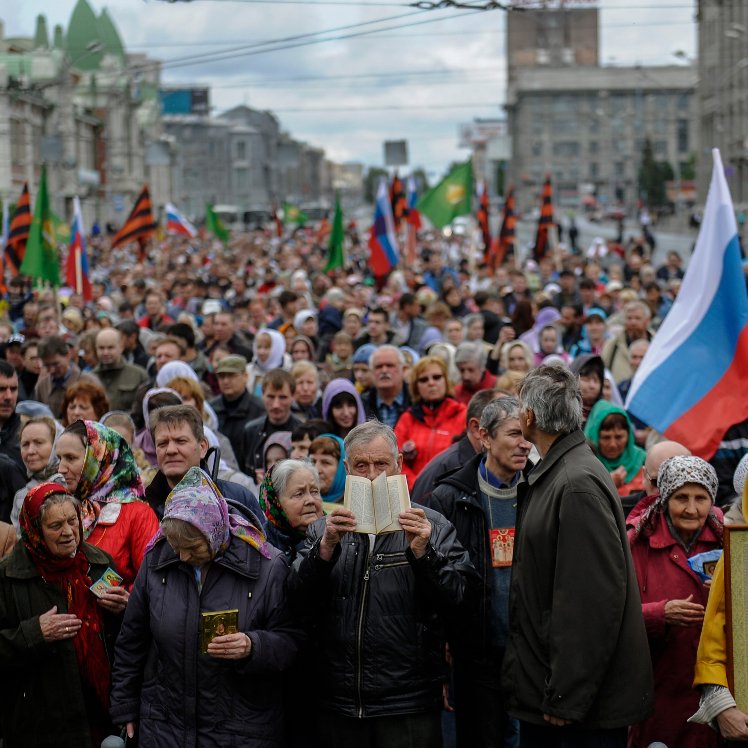 Россия. Новосибирск. 24 мая 2015 года. Крестный ход в честь святых равноапостольных Кирилла и Мефодия по Красному проспекту. 
