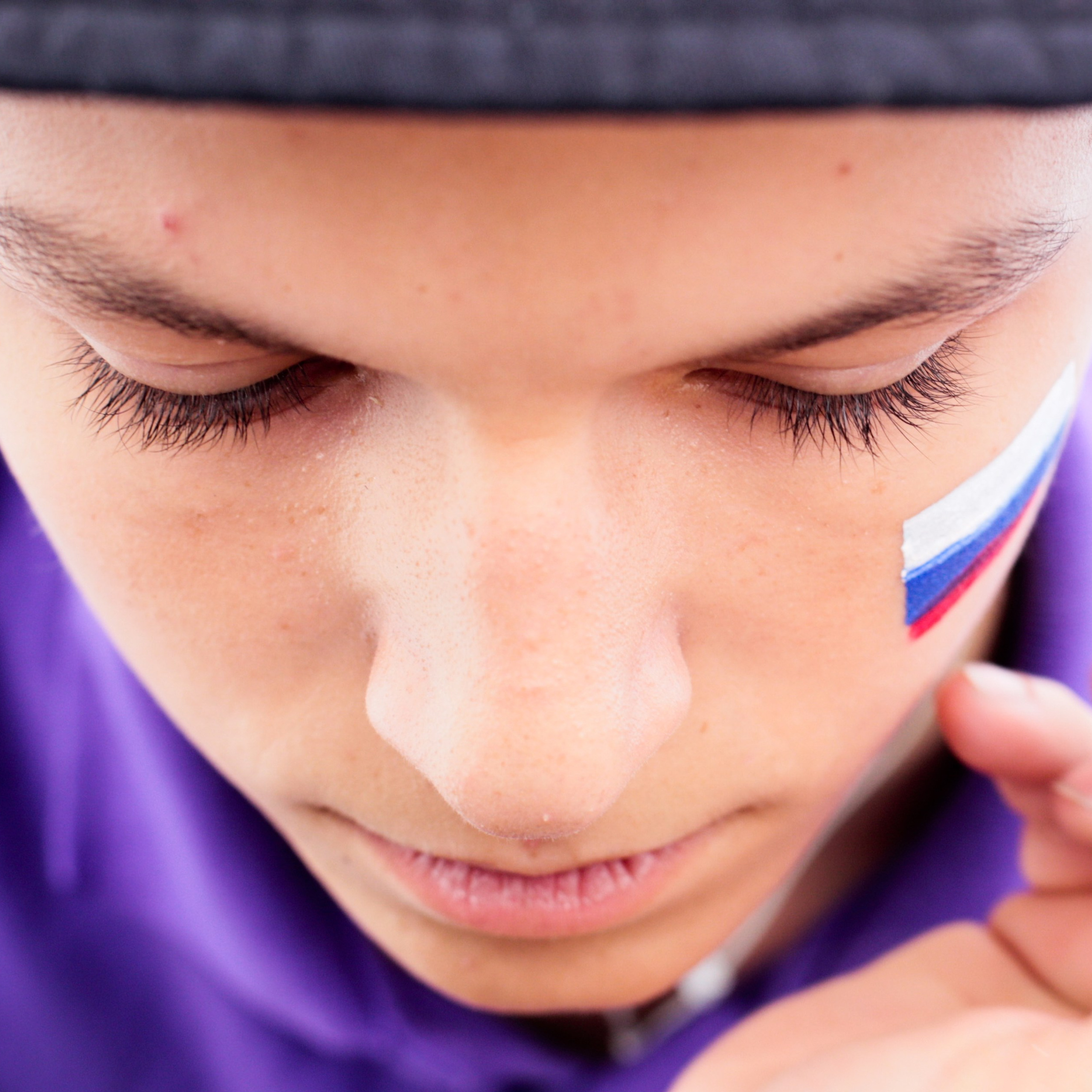 Россия. Санкт-Петербург. 21 августа 2016 года. Ребенку наносят аквагрим на во время празднования дня флага России