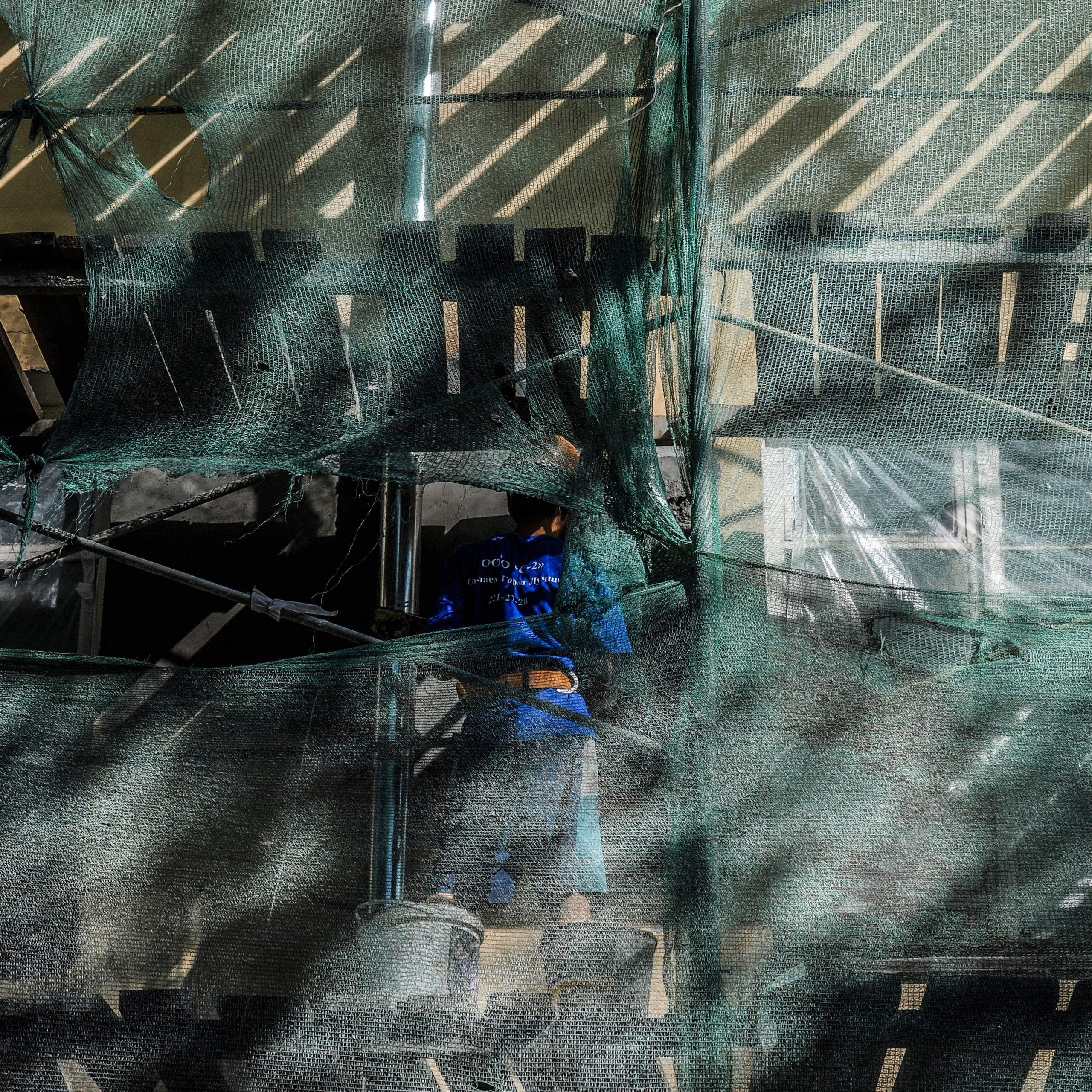 Россия. Новосибирск. 19 августа 2015 года. Фасадные работы в рамках капитального ремонта жилых домов.