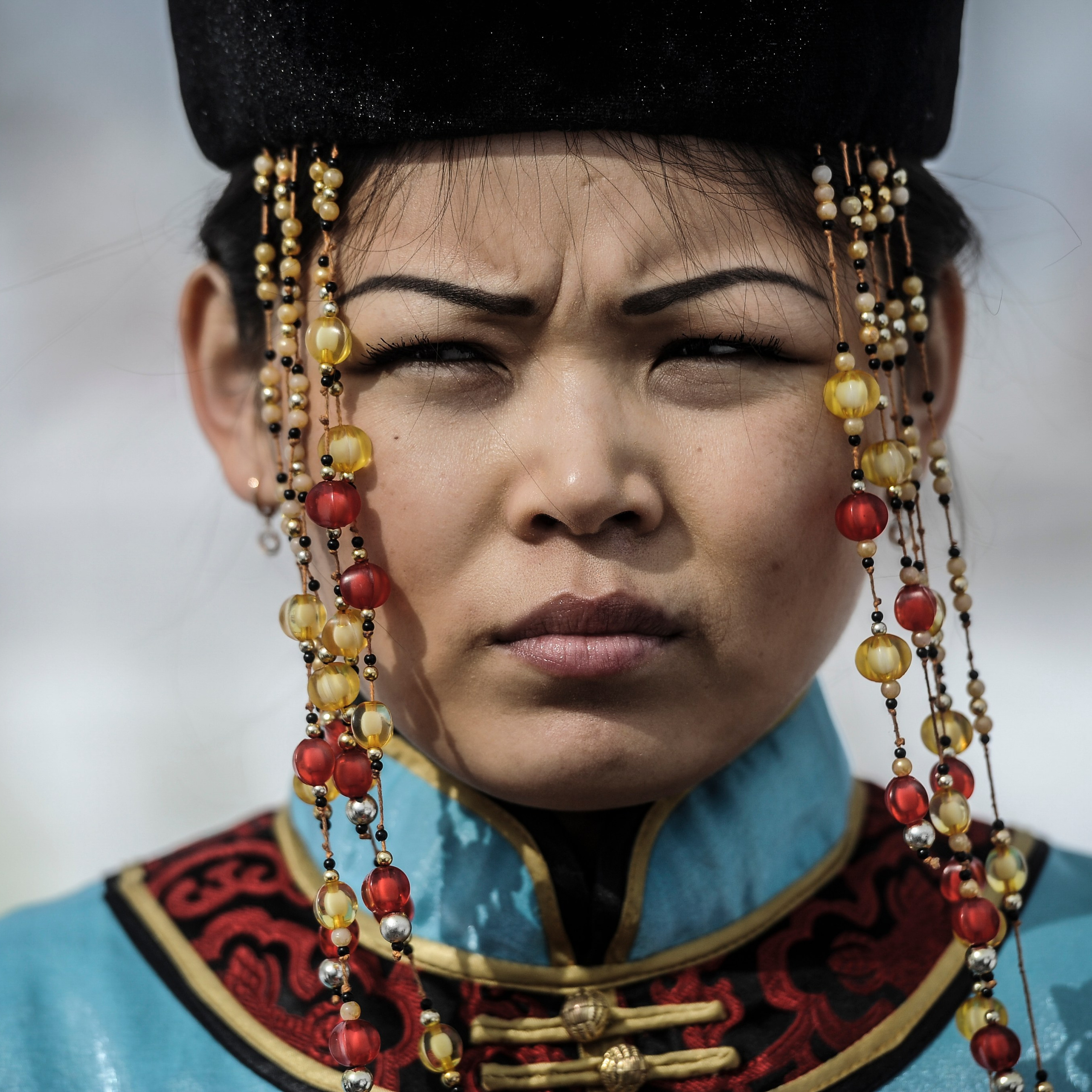 Россия. Республика Тыва. 20 марта 2015. Девушка в традиционном тувинском костюме в этнокультурном комплексе "Алдын-Булак".