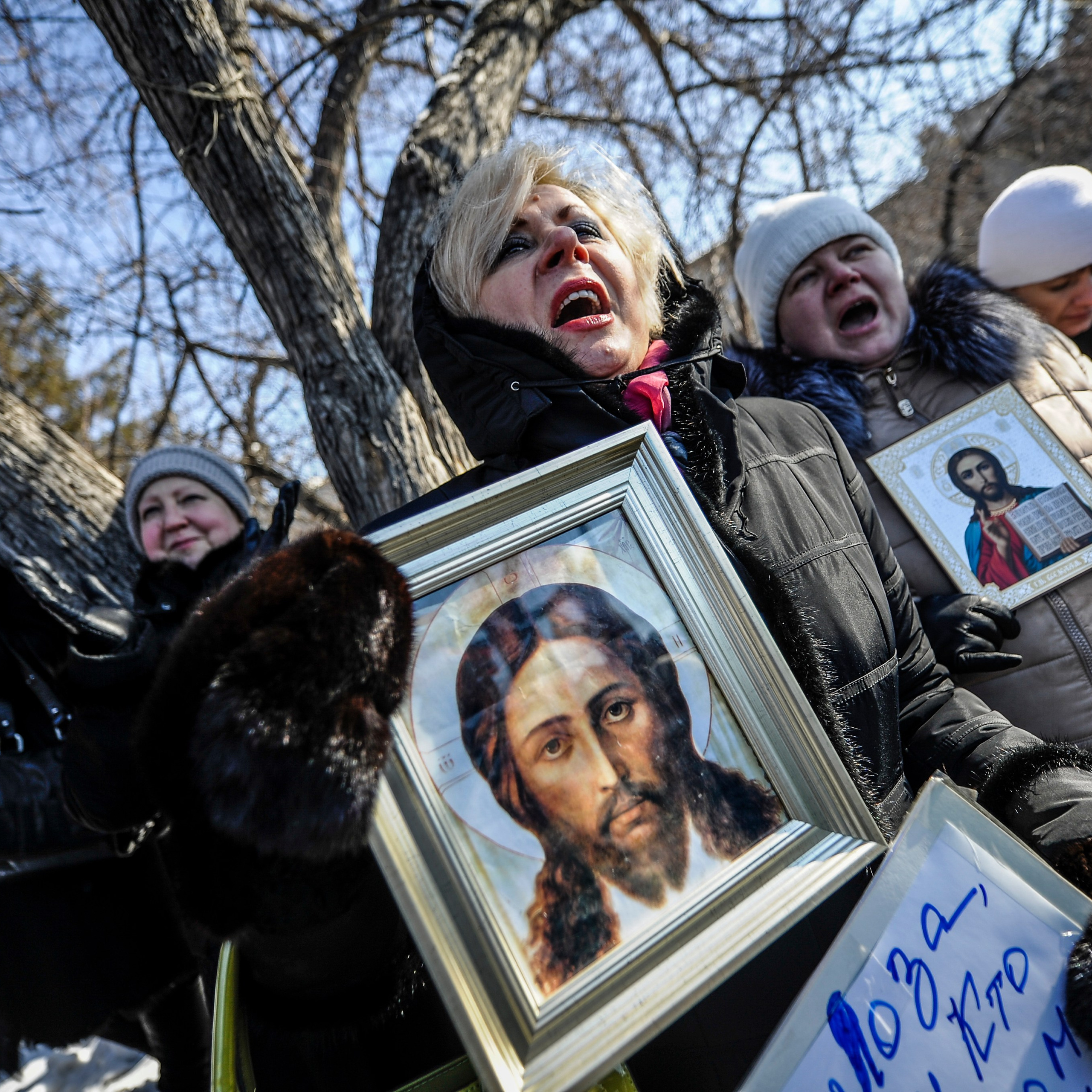 Россия. Новосибирск. 29 марта 2015 года. Молитвенное стояние и митинг "Защитим святыни – спасем Россию!" на площади Ленина. Новосибирская митрополия потребовала исключить оперу "Тангейзер" в постановке режиссера Тимофея Кулябина из репертуара театра, а директор Новосибирского театра оперы и балеты Борис Мездрич был уволен в связи со скандалом вокруг нее. 
