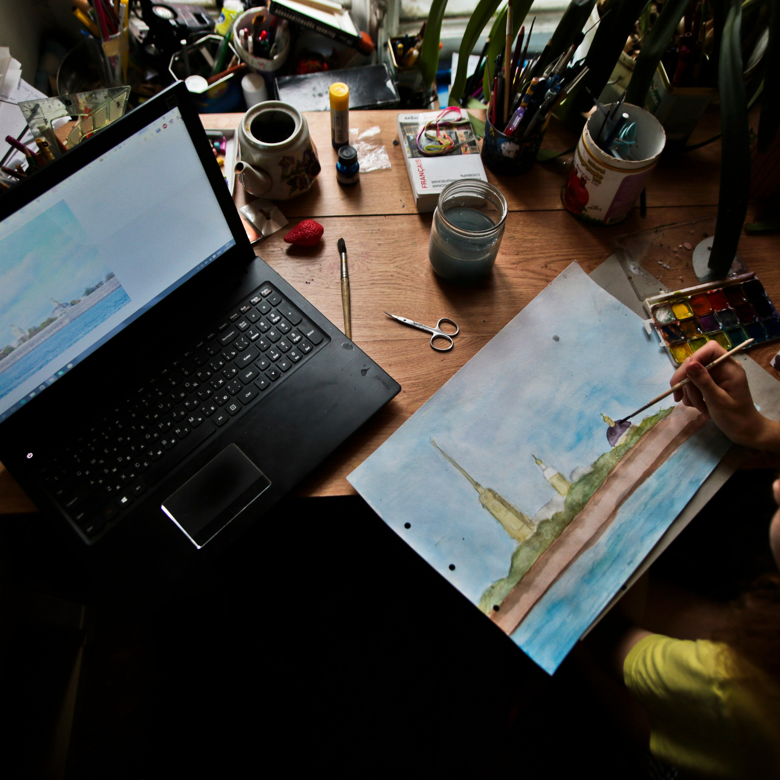 Россия. Санкт-Петербург. 11 августа 2016. Ребенок рисует вид на Петропавловскую крепость.