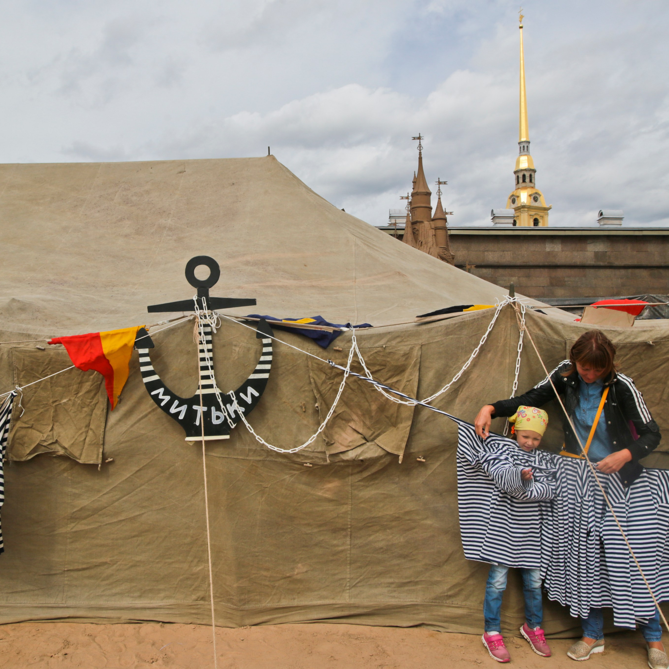 Россия. Санкт-Петербург 13 августа 2016 года. Морской фестиваль и песочный город на Заячьем острове. 