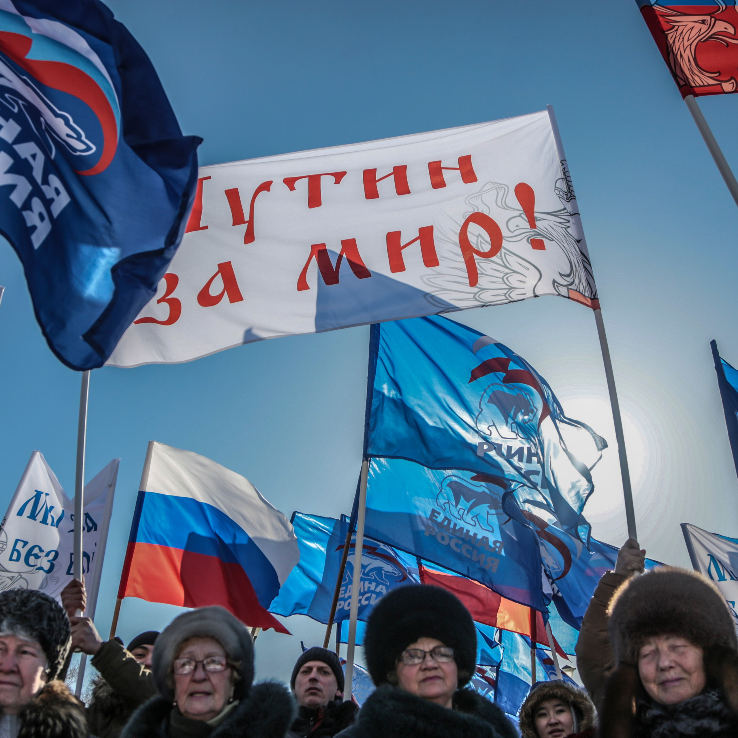 Россия. Новосибирск. 18 марта 2015 года. Участники митинга "Мы вместе!", посвященного годовщине присоединения Крыма к России. 