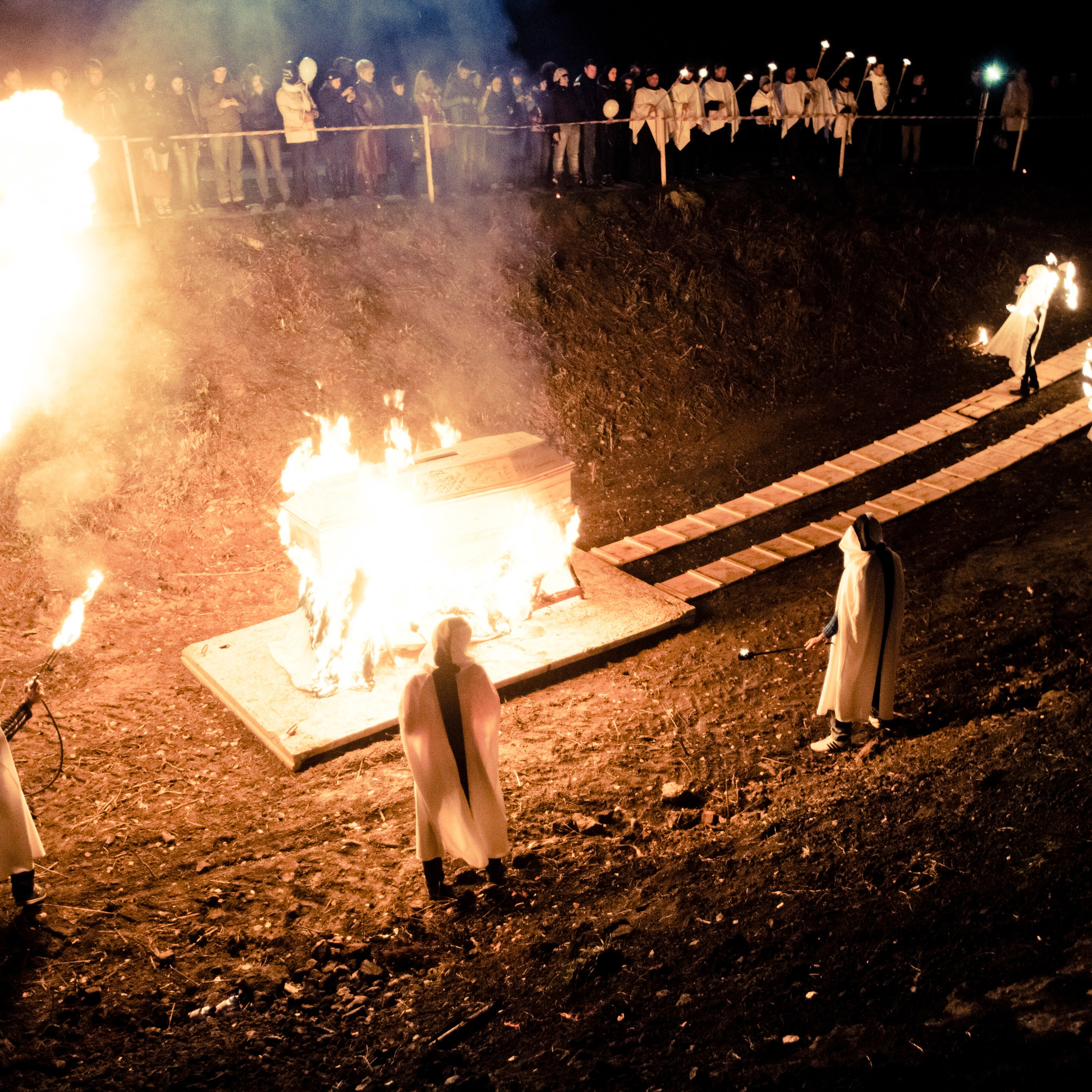 Россия. Новосибирск. 14 октября 2014 года. Участники акции "Сжигание пороков" в Новосибирском крематории. Участники попросили зрителей написать на листках бумаги собственные пороки, опустили их в гроб и сожгли.