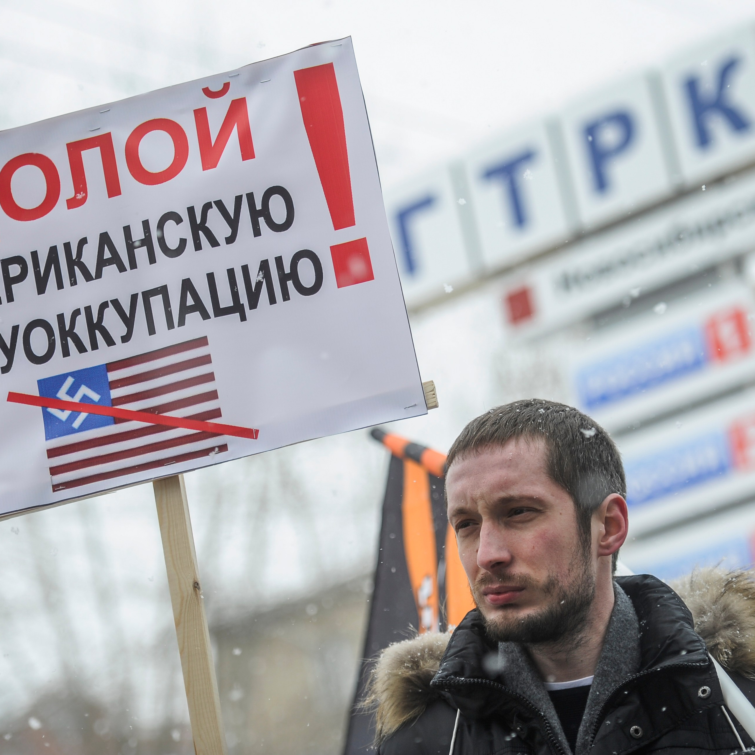 Россия. Новосибирск. 25 марта 2015 года. Пикет против лжи и замалчивания в СМИ, организованный национал-освободительным движением (НОД) совместно с новосибирским отделением общественного движения "Народный Собор" у здания ВГТРК-Новосибирск. 