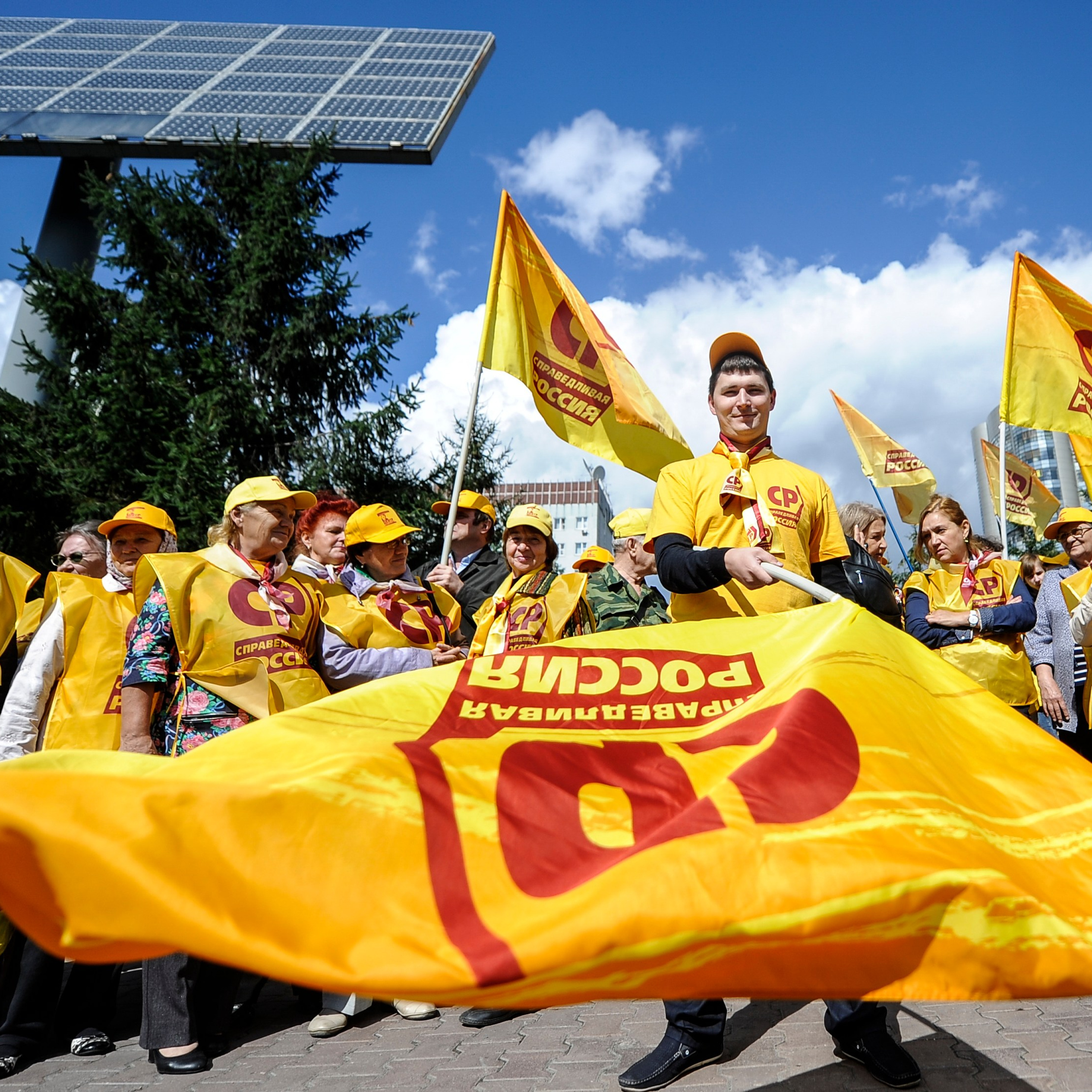 Россия. Новосибирск. 28 августа 2015 года. Митинг партии "Справедливая Россия" на площади около театра "Глобус"