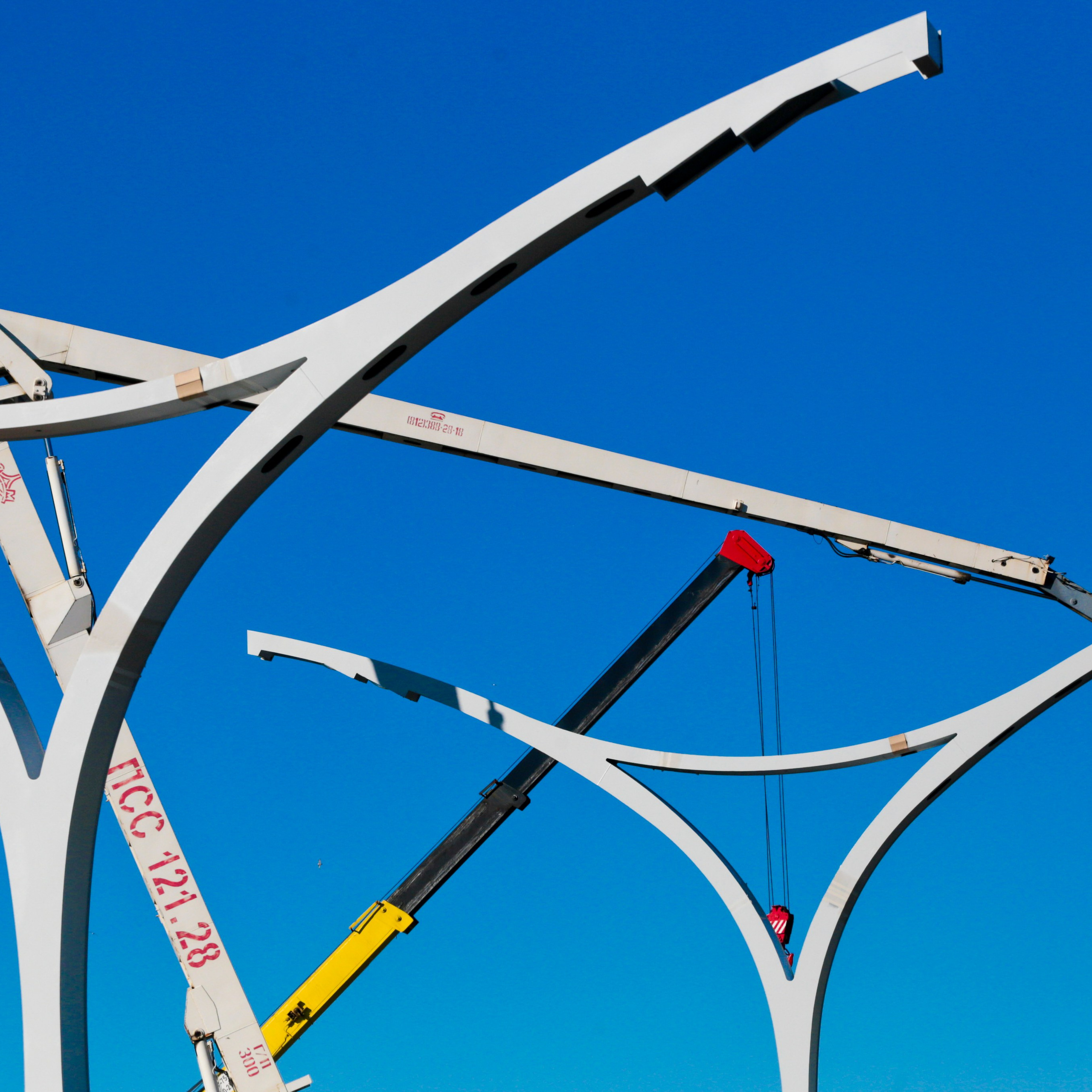 13 сентября 2016 года. Санкт-Петербург. Монтаж освещения на мачтах освещения западного скоростного диаметра Санкт-Петербурга.