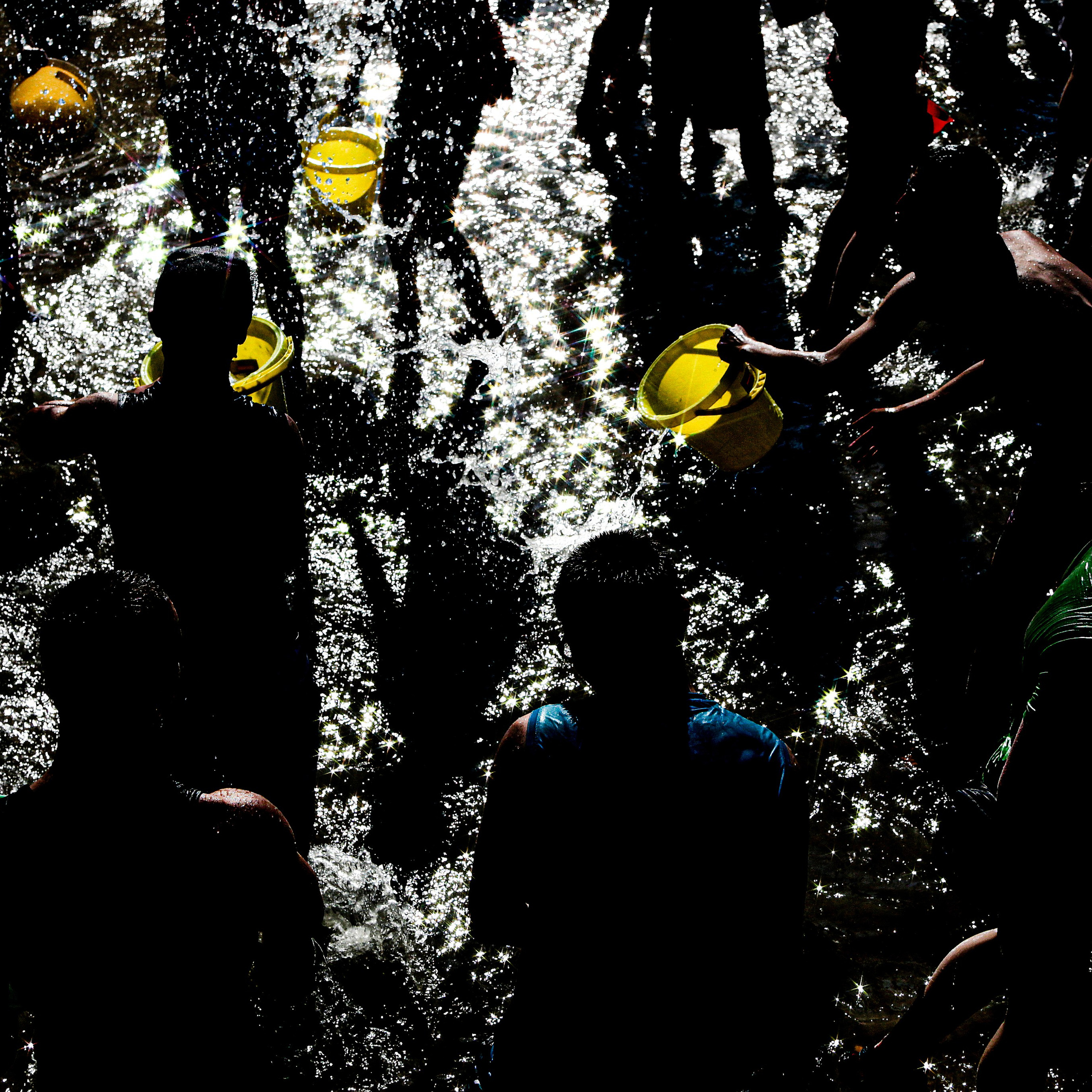 Россия. Новосибирск. 7 июля 2015 года. Участники "Водной битвы" в честь праздника Ивана Купалы в Первомайском сквере.