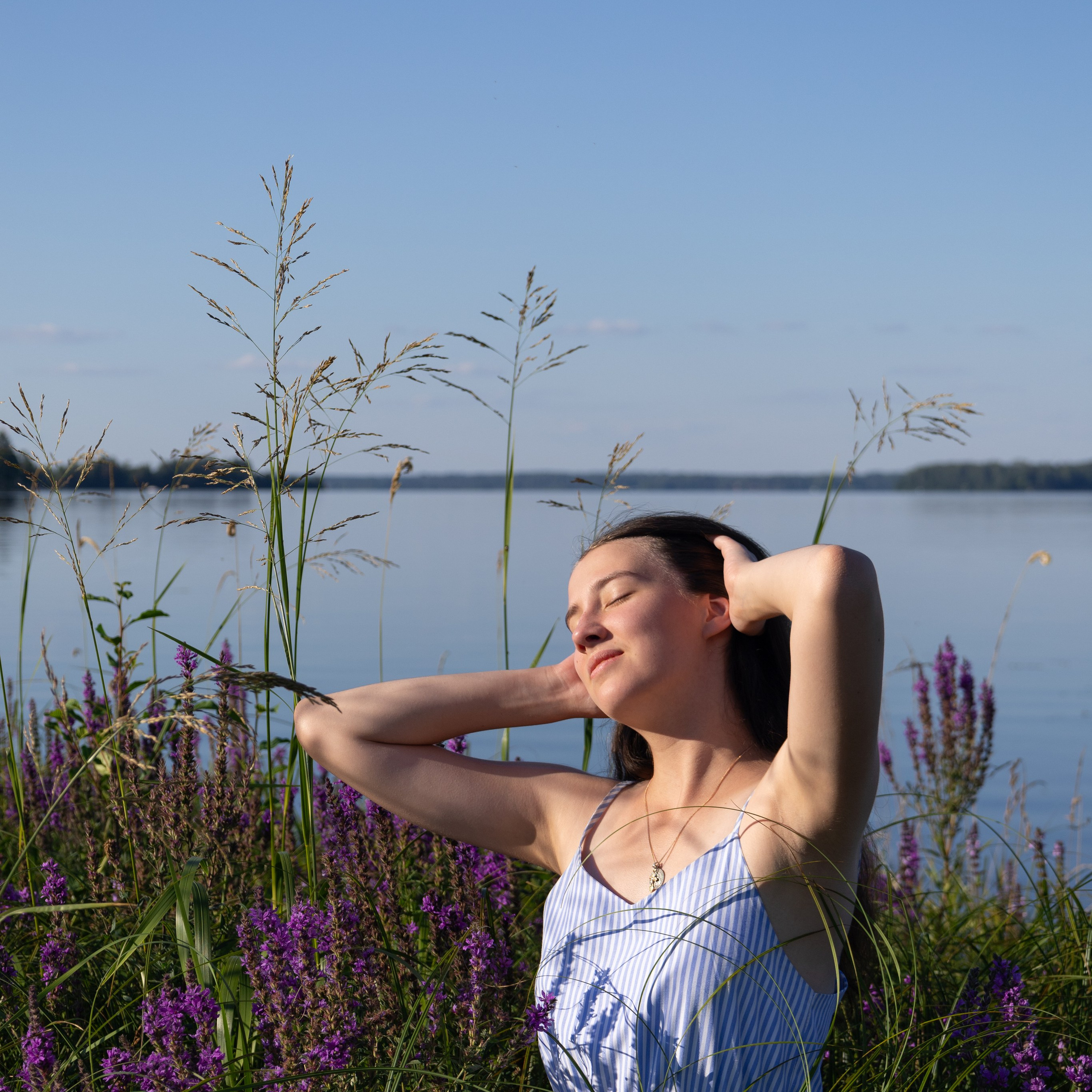 Девушка у озера