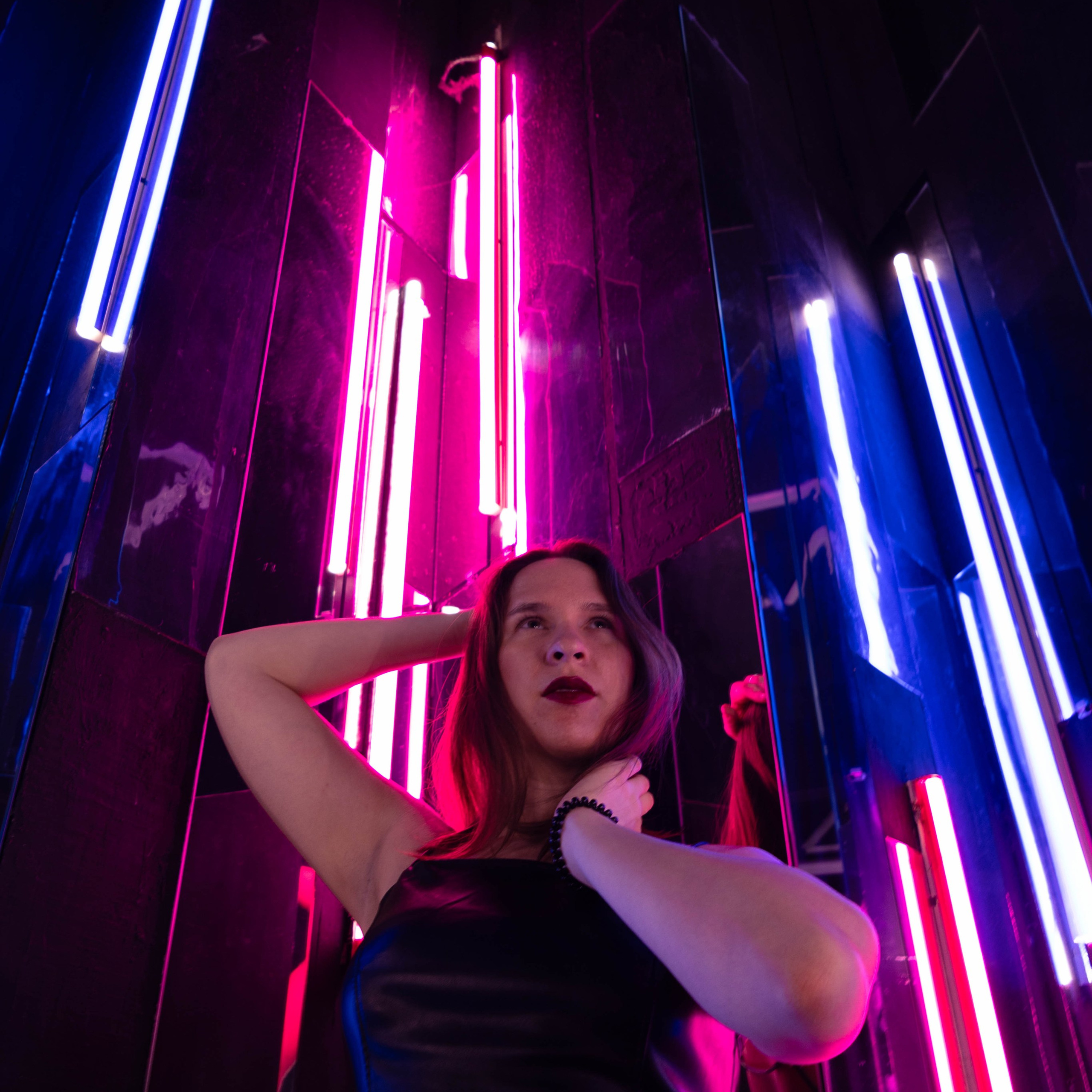 В лучах неона