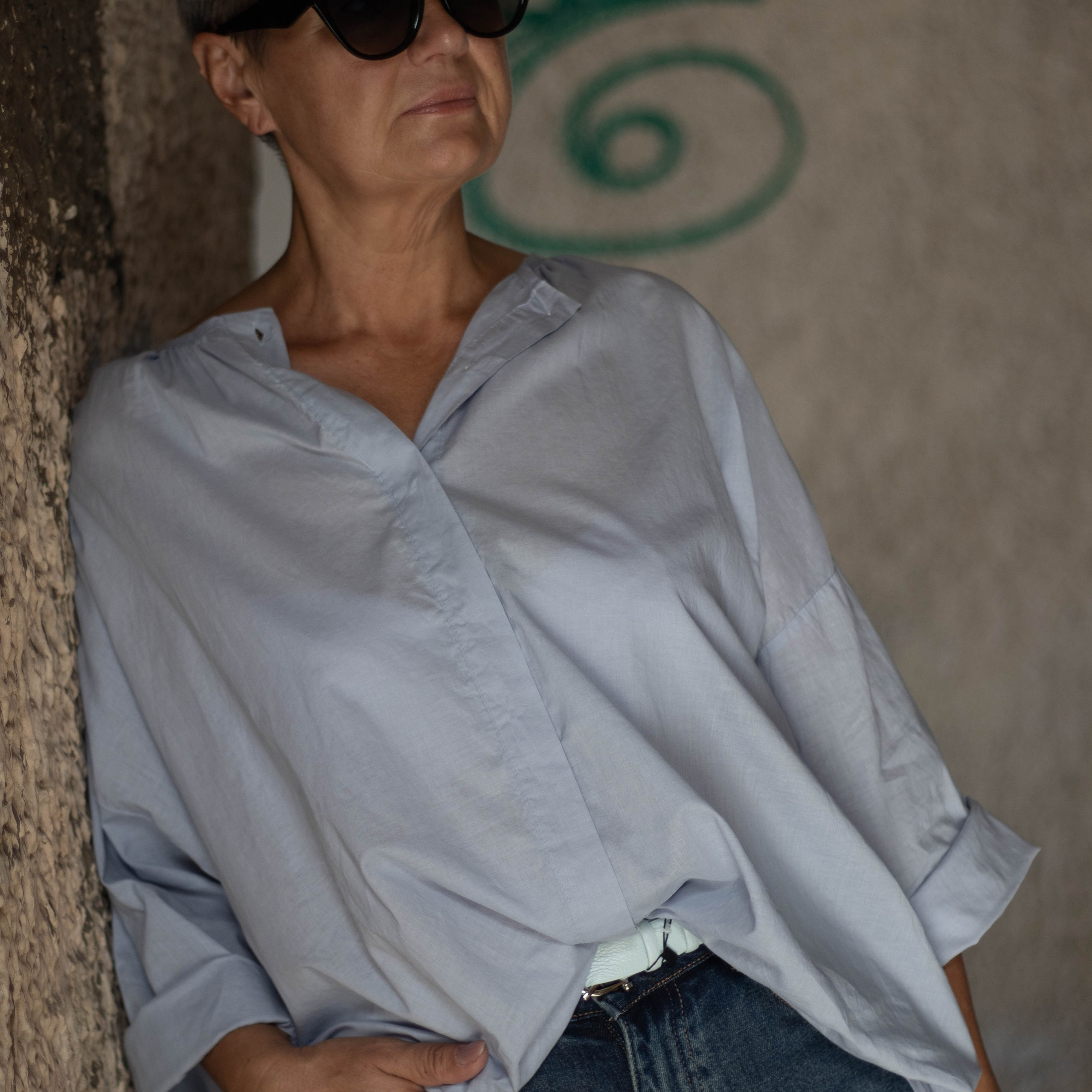 «Она среди улиц: лёгкость и стиль»