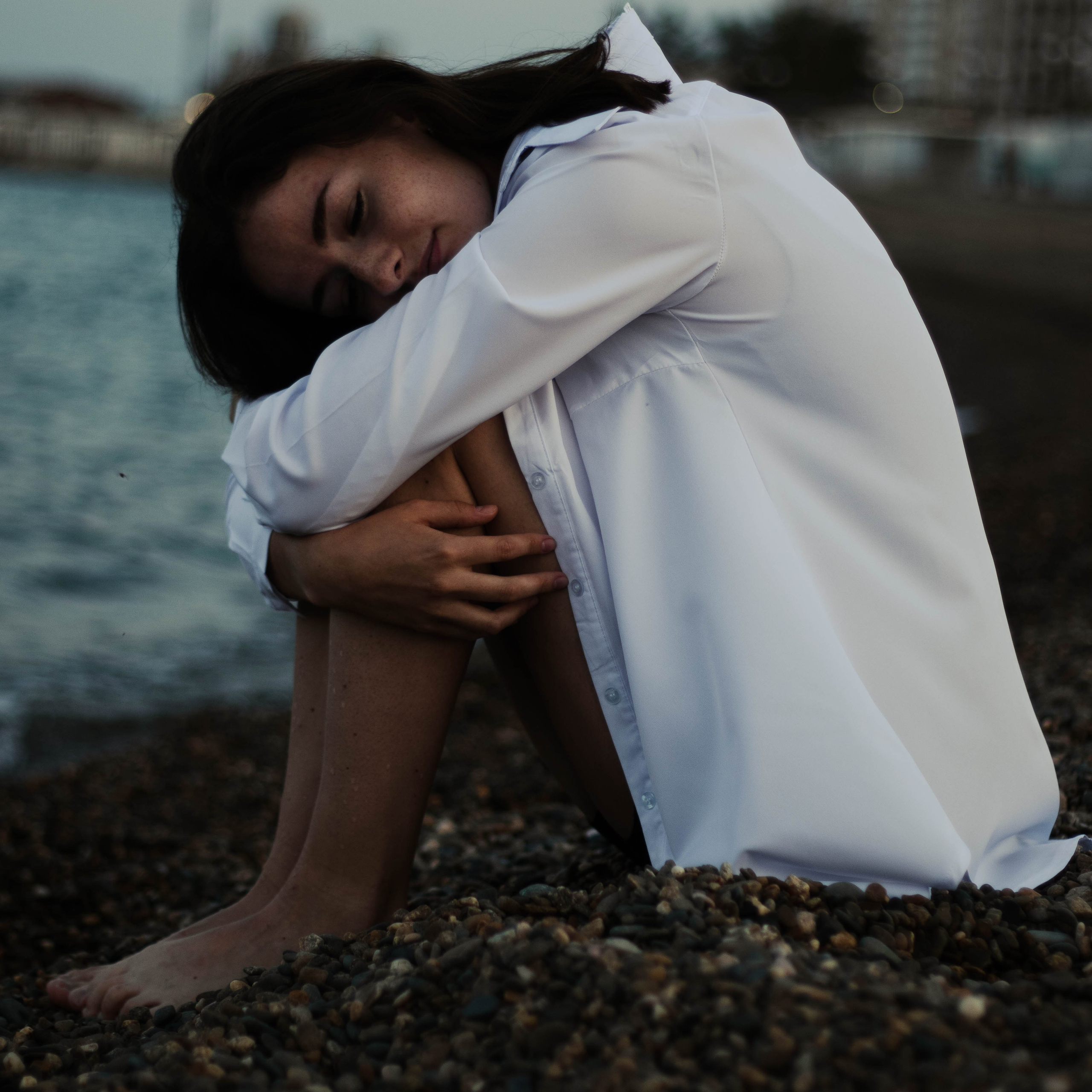 «Невесомость волн: девушка и море»