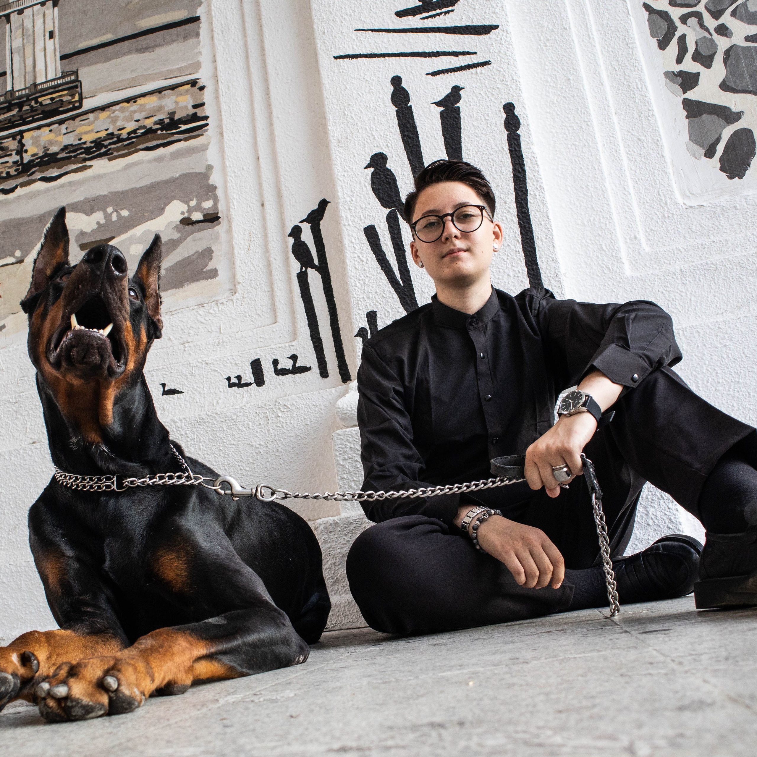 «Жизнь в ритме шага: пара с доберманом»