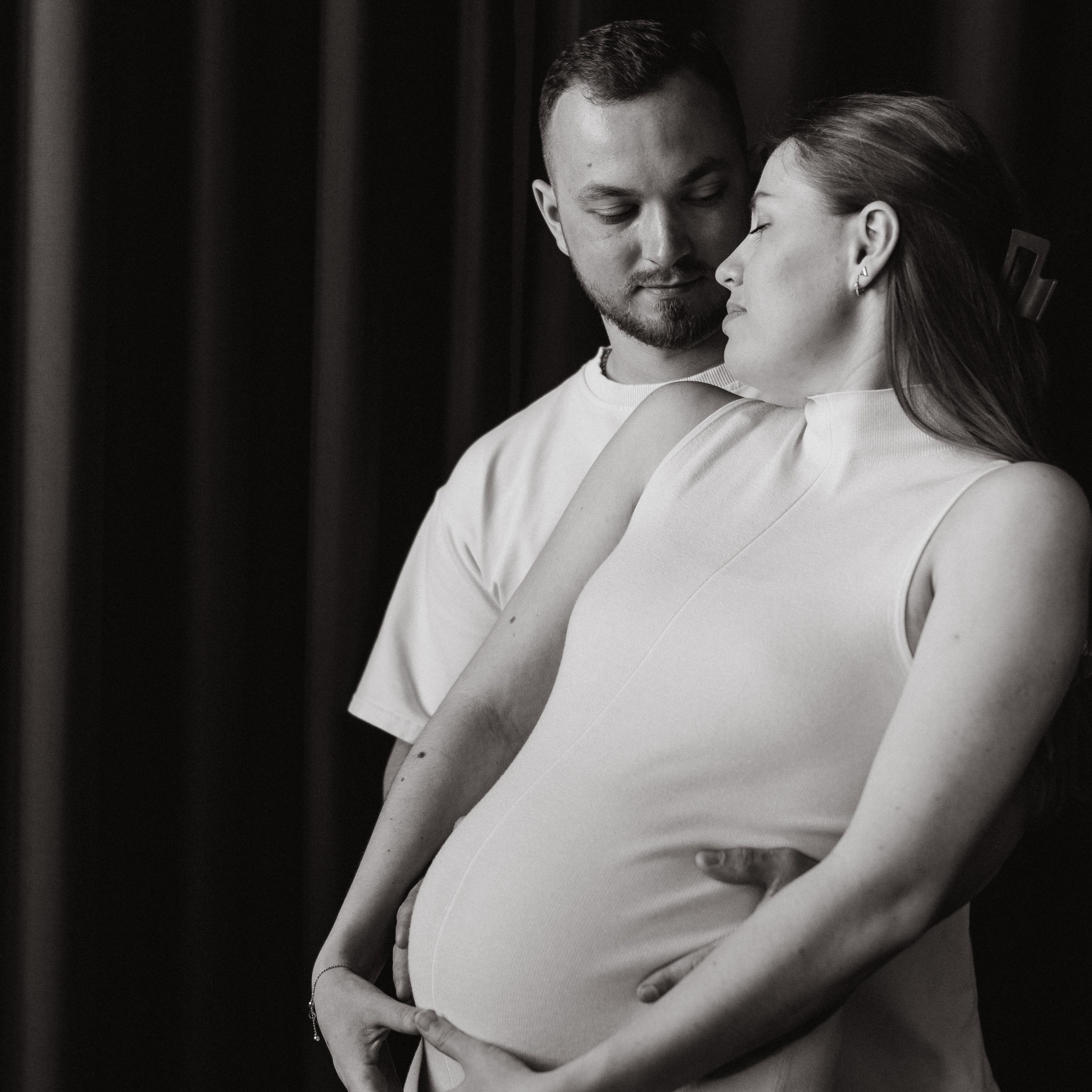 Студийная беременная фотосессия