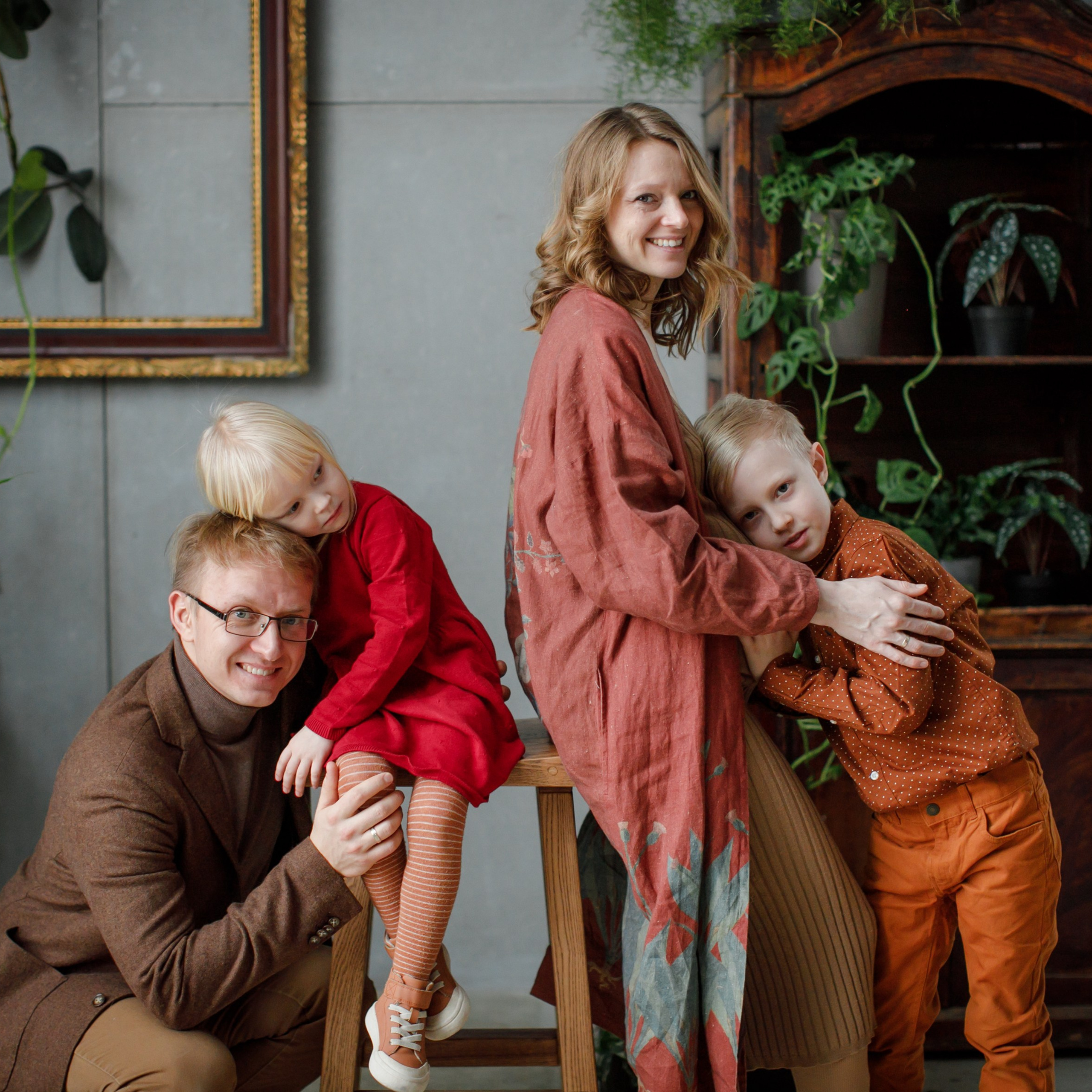 Семейное. Анюта, Даня и дети.