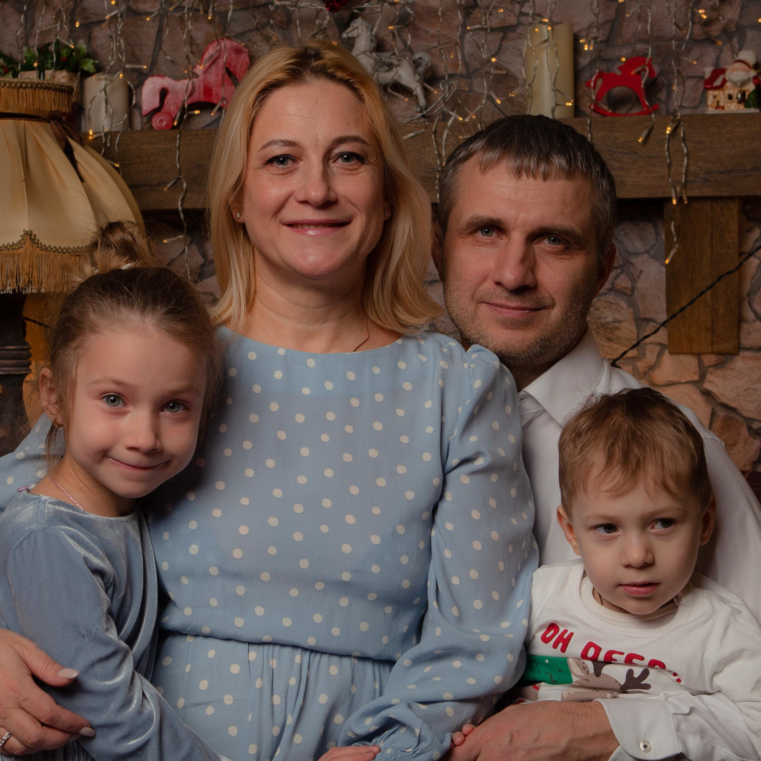 Оля с семьёй в студии