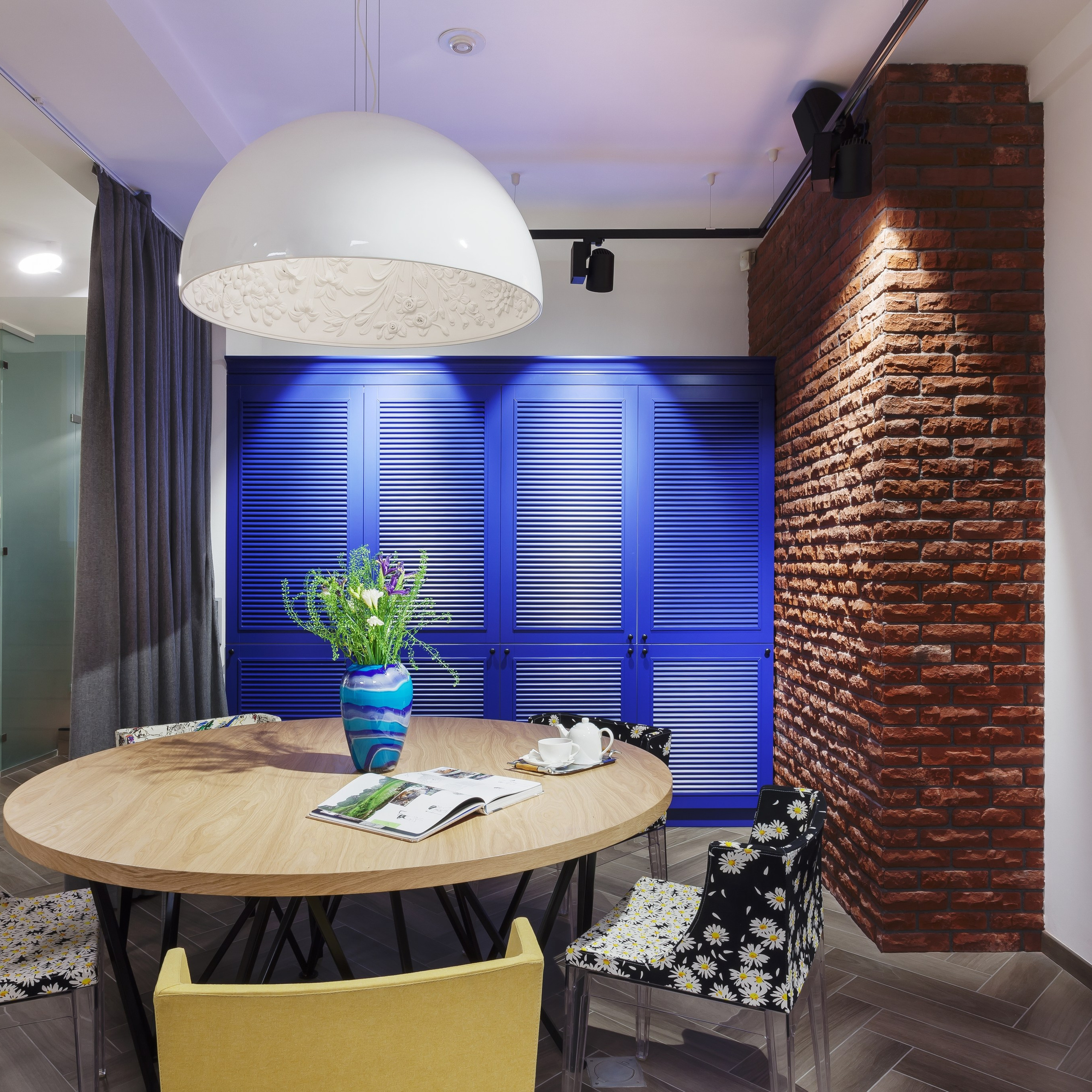 Встроенный шкаф и обеденный стол