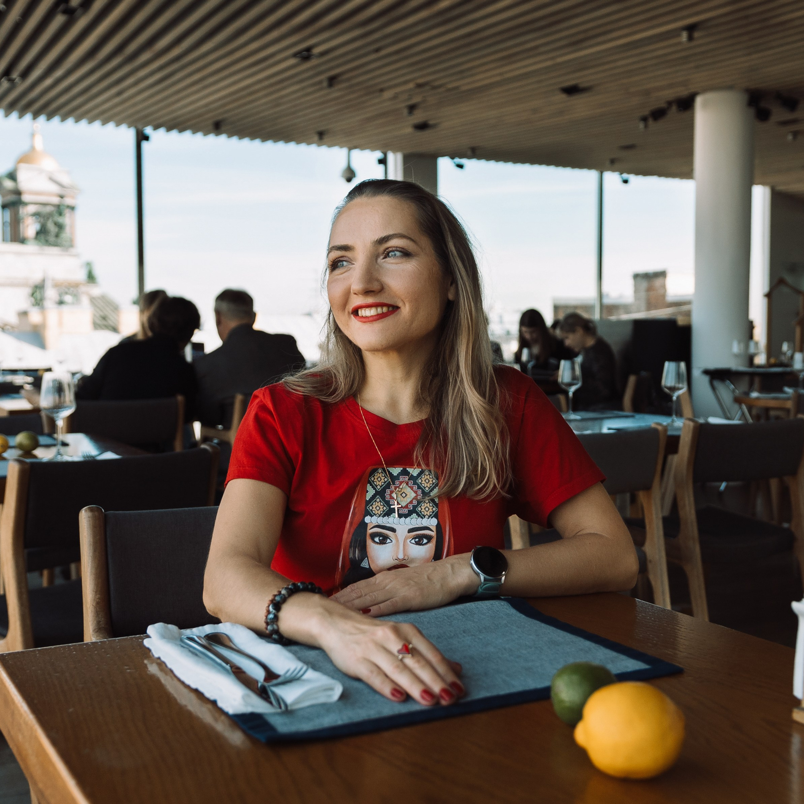 Наташа в Зазеркалье. Зеркальный дворик.