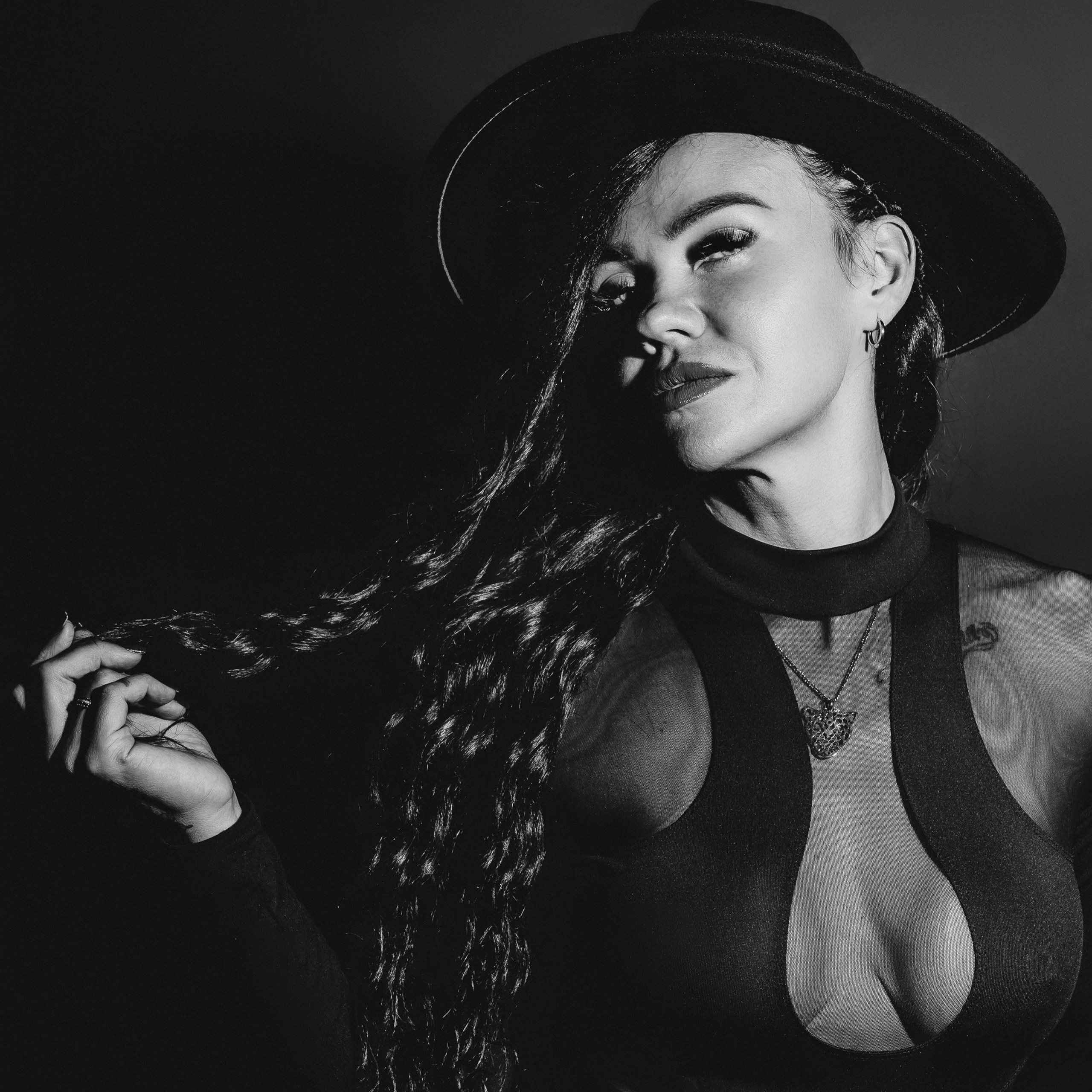 Элегантный образ с чёрной шляпой выглядит изысканно и стильно.