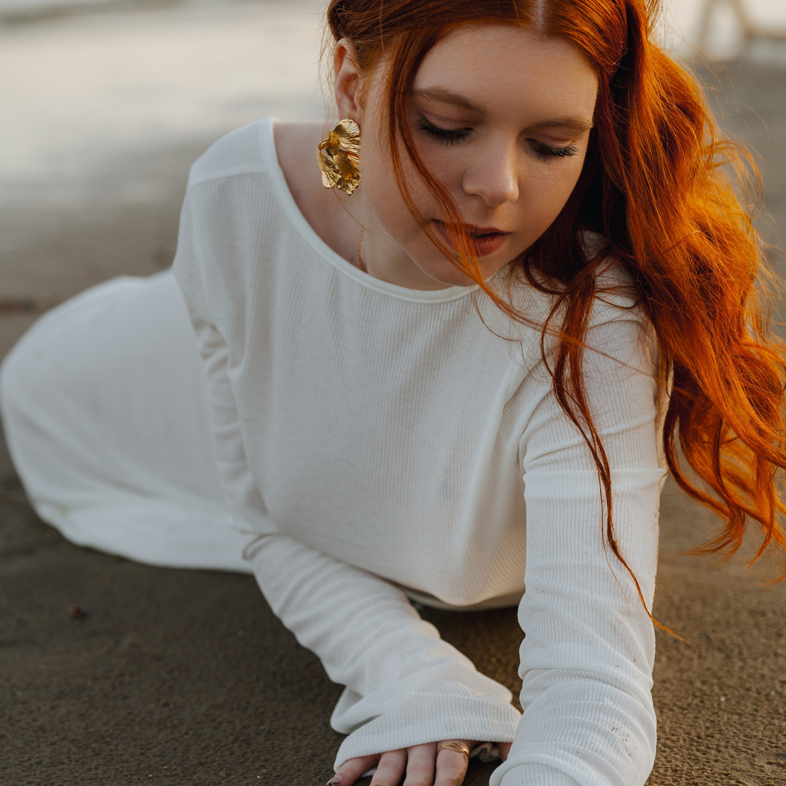 Романтическая съёмка на берегу моря.