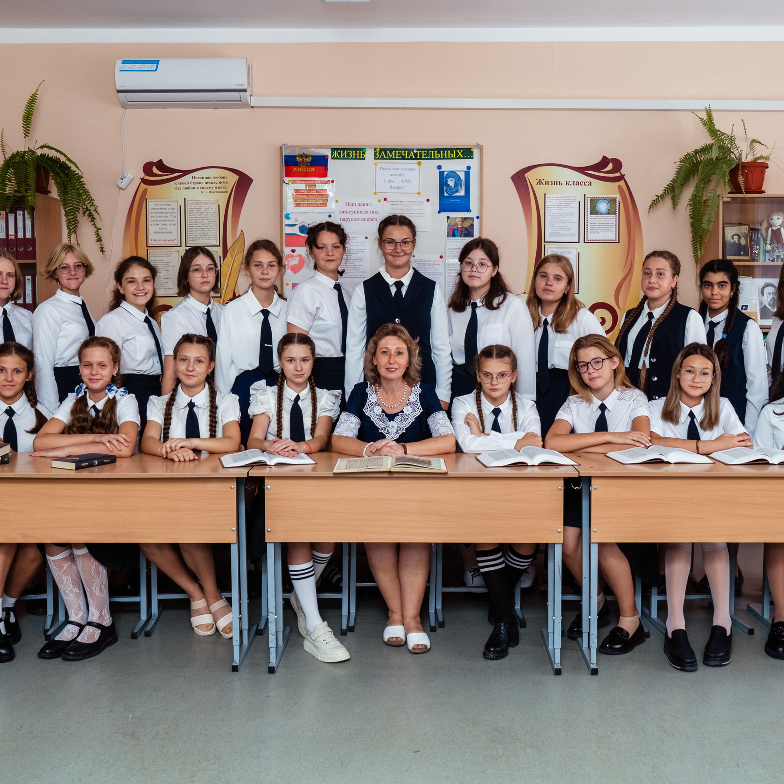 Съемка выпускного общая фотография портрет школьника фотокнига. Выпускные альбомы в Новороссийске и Краснодарском крае